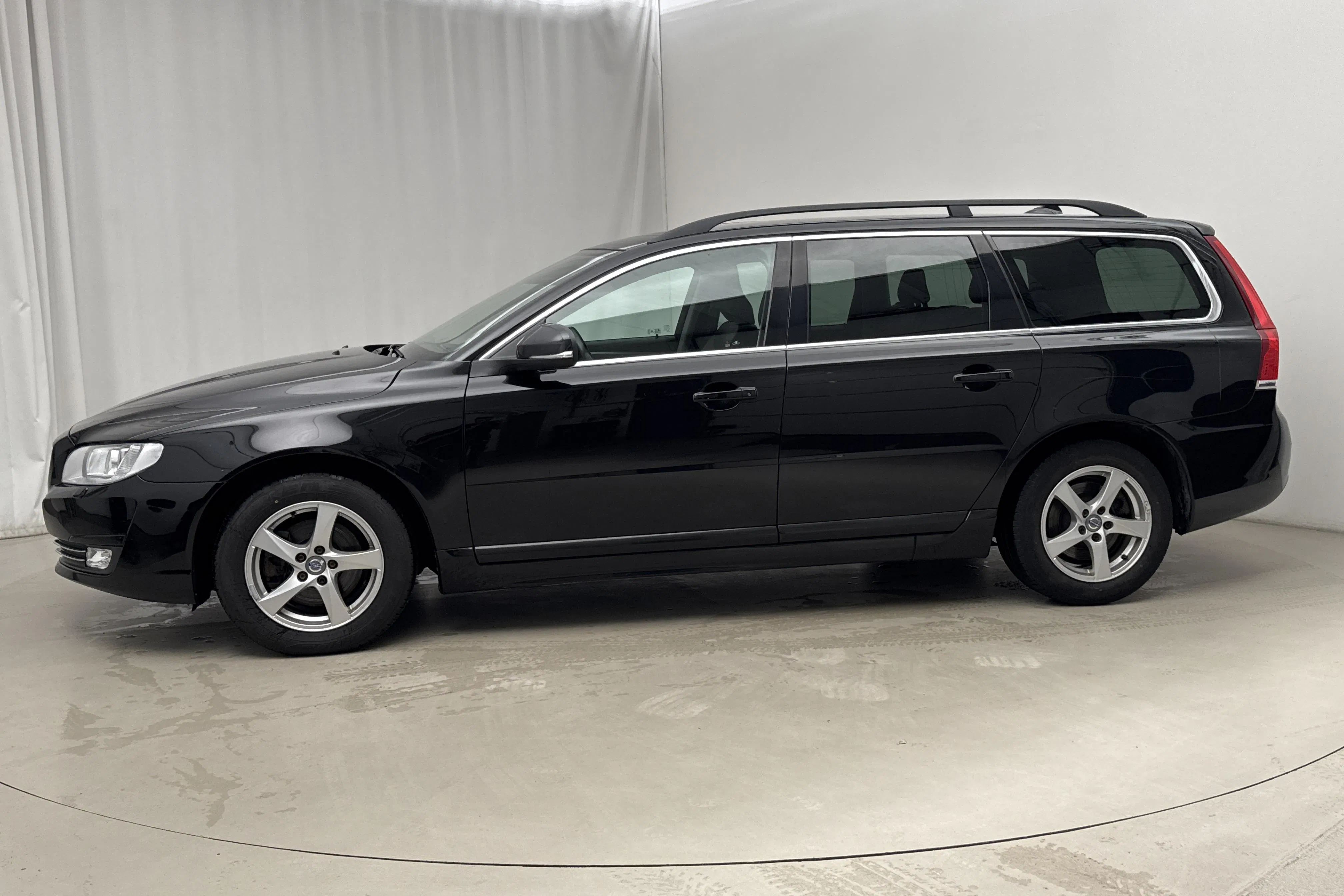 Presentationsfoto 2 av 17: Volvo V70 II D4 (181hk) - 13 834 mil - Automat - svart - 2016