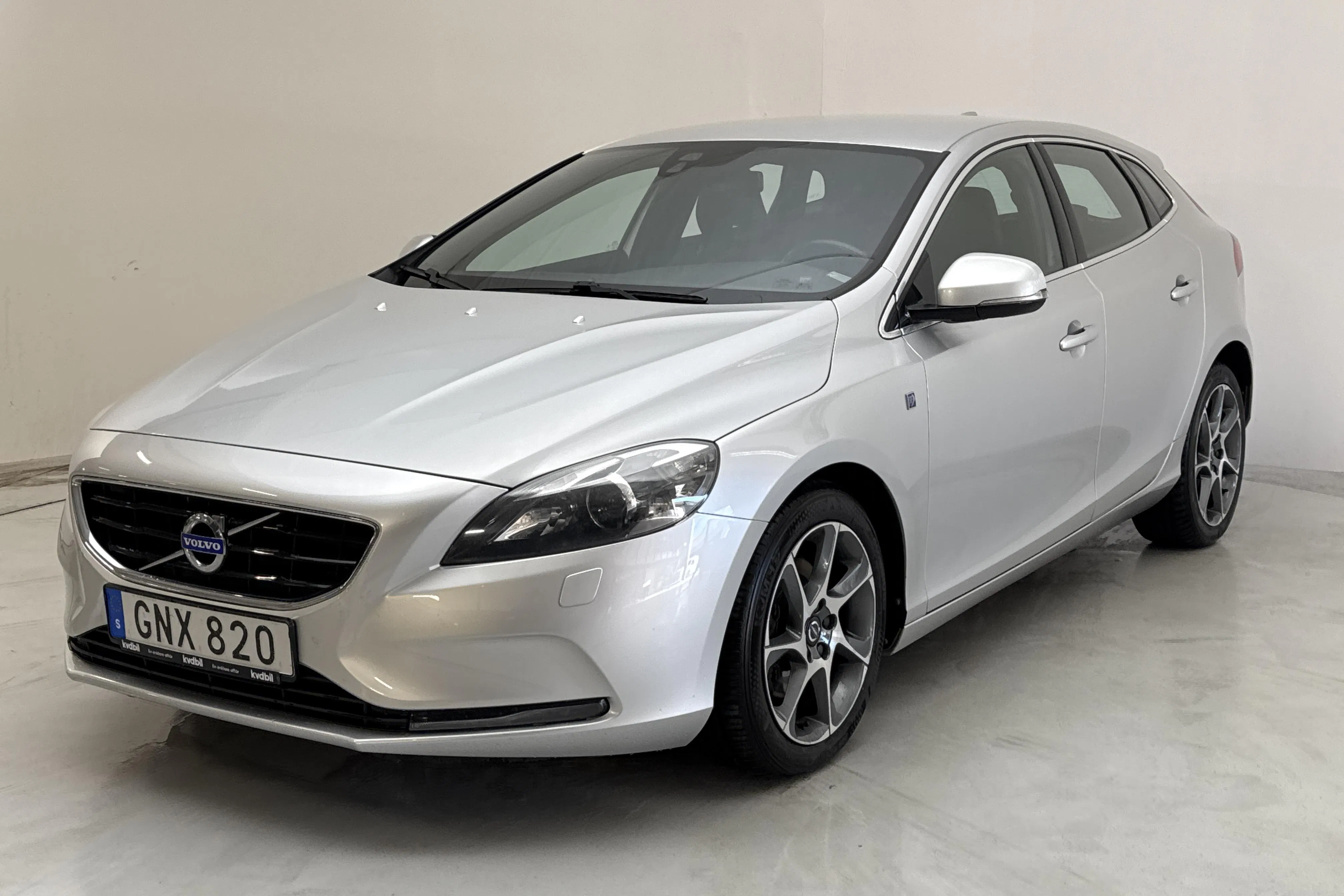 Presentationsfoto 1 av 14: Volvo V40 T2 (120hk) - 16 306 mil - Manuell - silver - 2015
