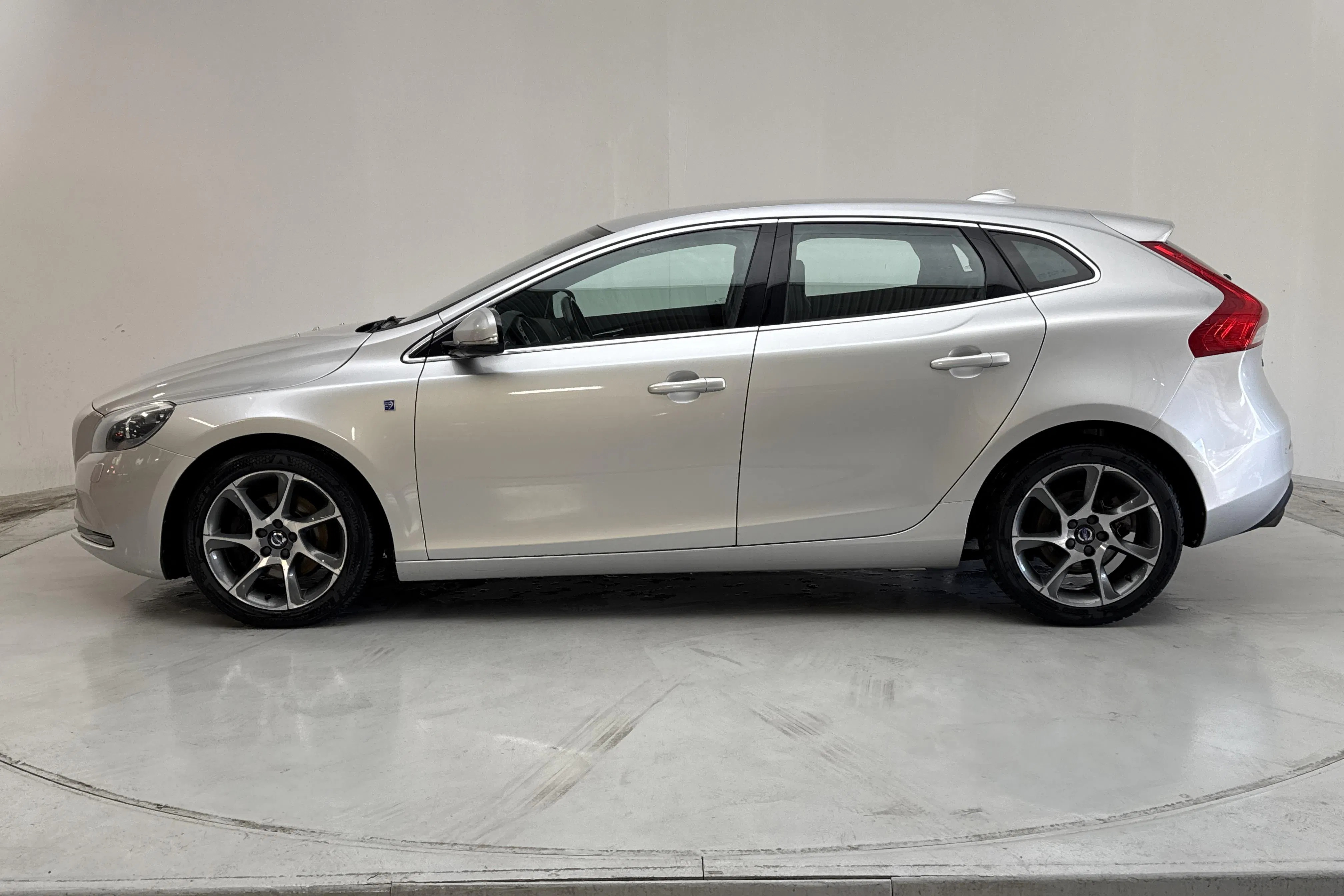 Presentationsfoto 2 av 14: Volvo V40 T2 (120hk) - 16 306 mil - Manuell - silver - 2015
