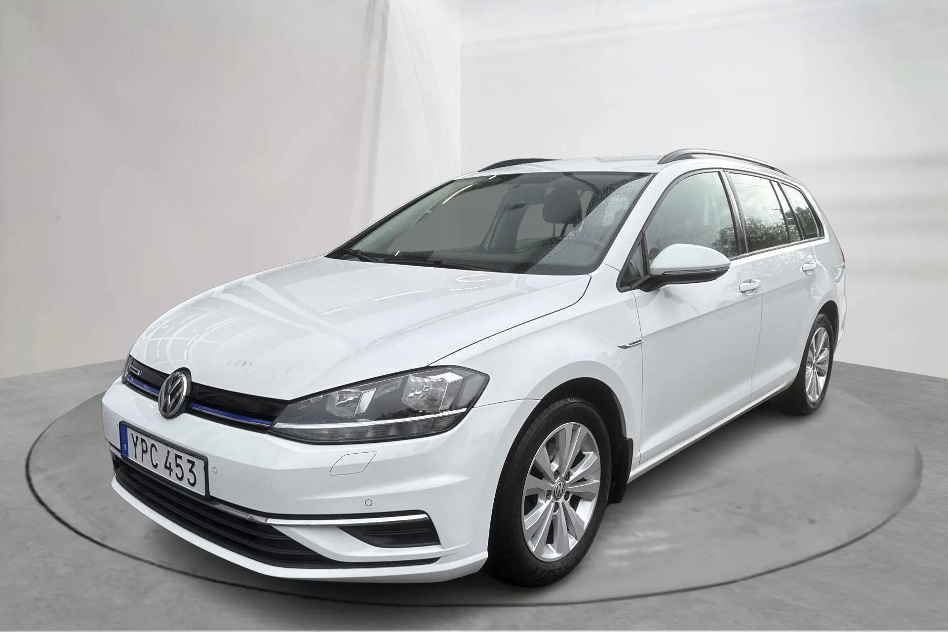 Presentationsfoto 1 av 15: VW Golf VII 1.4 TGI BlueMotion Sportscombi (110hk) - 10 567 mil - Automat - vit - 2018