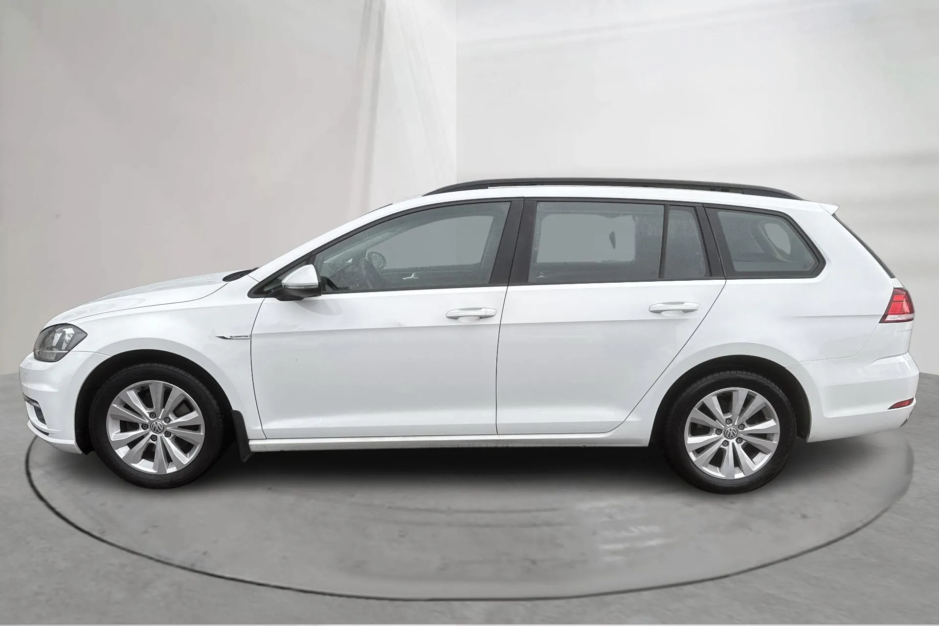 Presentationsfoto 2 av 15: VW Golf VII 1.4 TGI BlueMotion Sportscombi (110hk) - 10 567 mil - Automat - vit - 2018