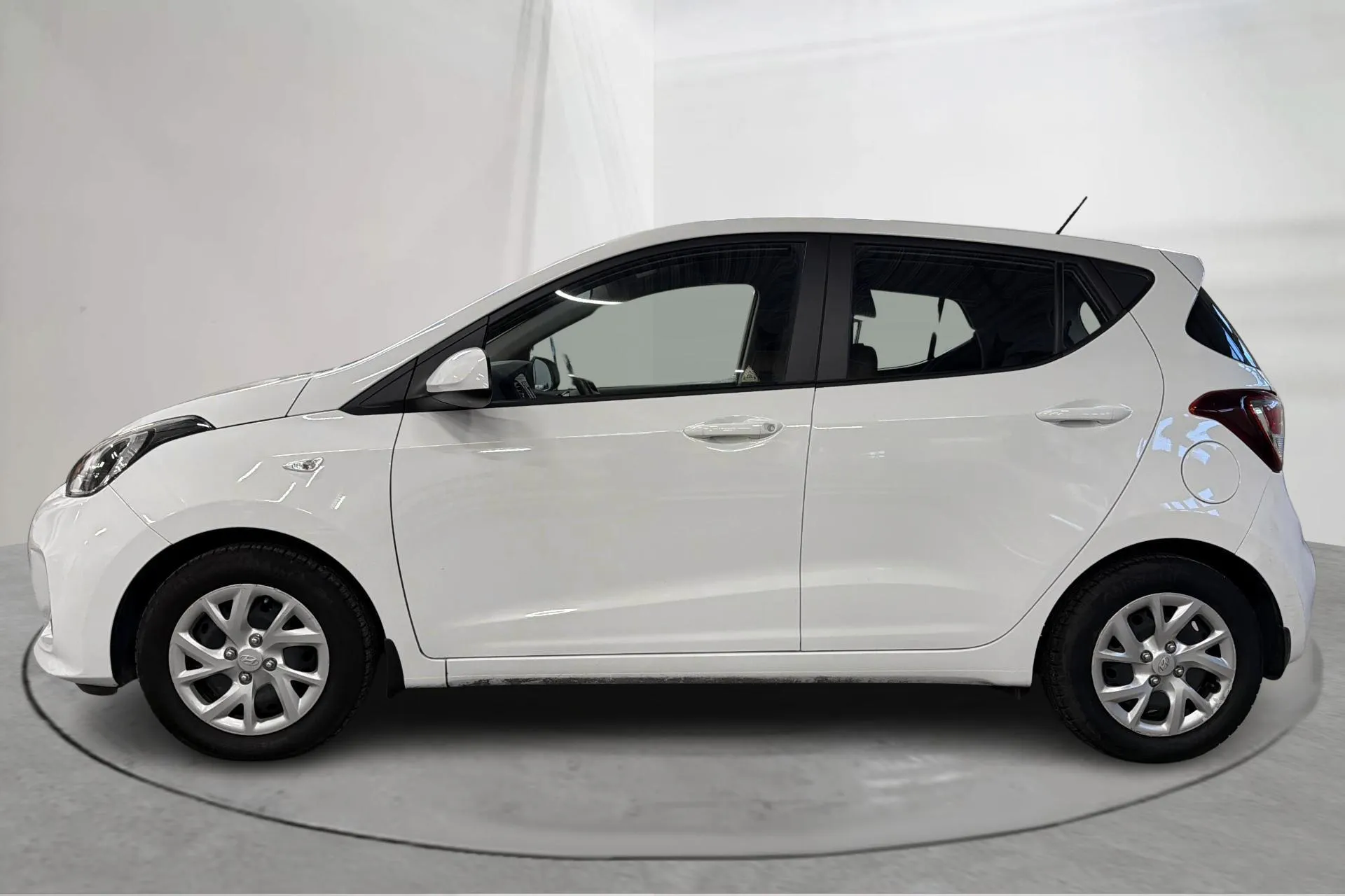 Presentationsfoto 2 av 13: Hyundai i10 1.0 (66hk) - 4 330 mil - Manuell - vit - 2017