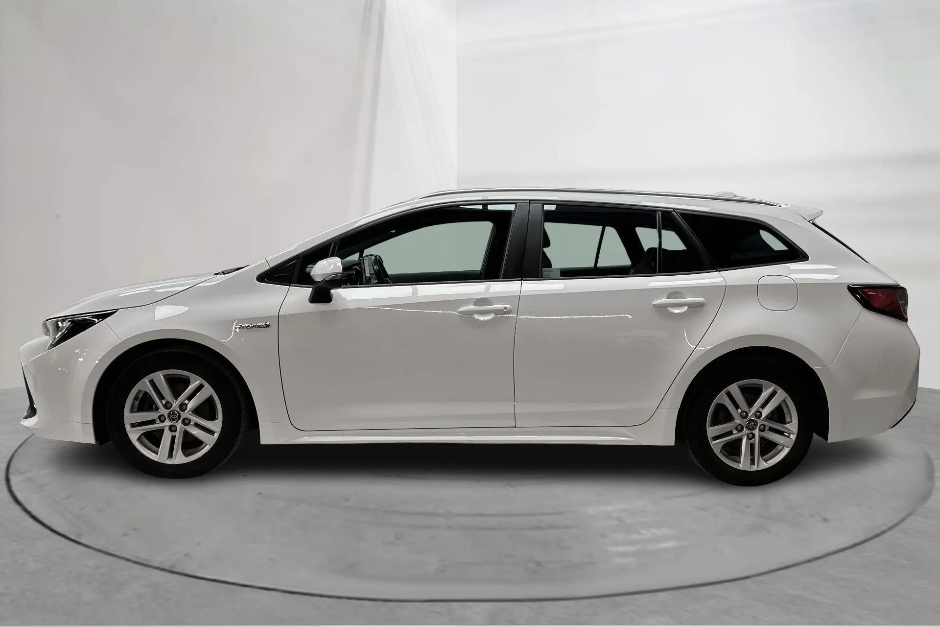 Presentationsfoto 2 av 12: Toyota Corolla 1.8 Hybrid Touring Sports (122hk) - 17 681 mil - Automat - vit - 2020