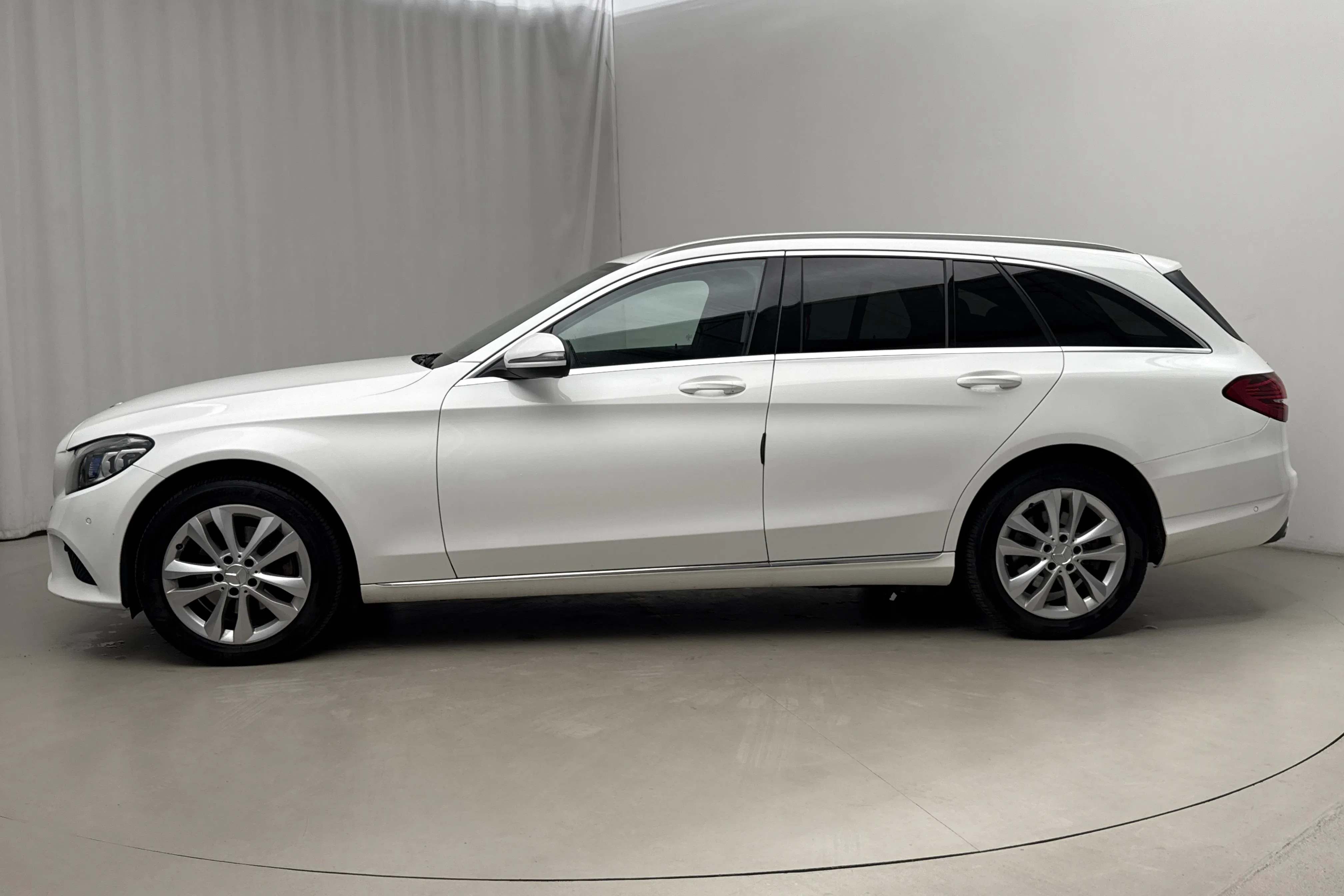 Presentationsfoto 2 av 19: Mercedes C 200 d Kombi S205 (160hk) - 12 324 mil - Automat - vit - 2019