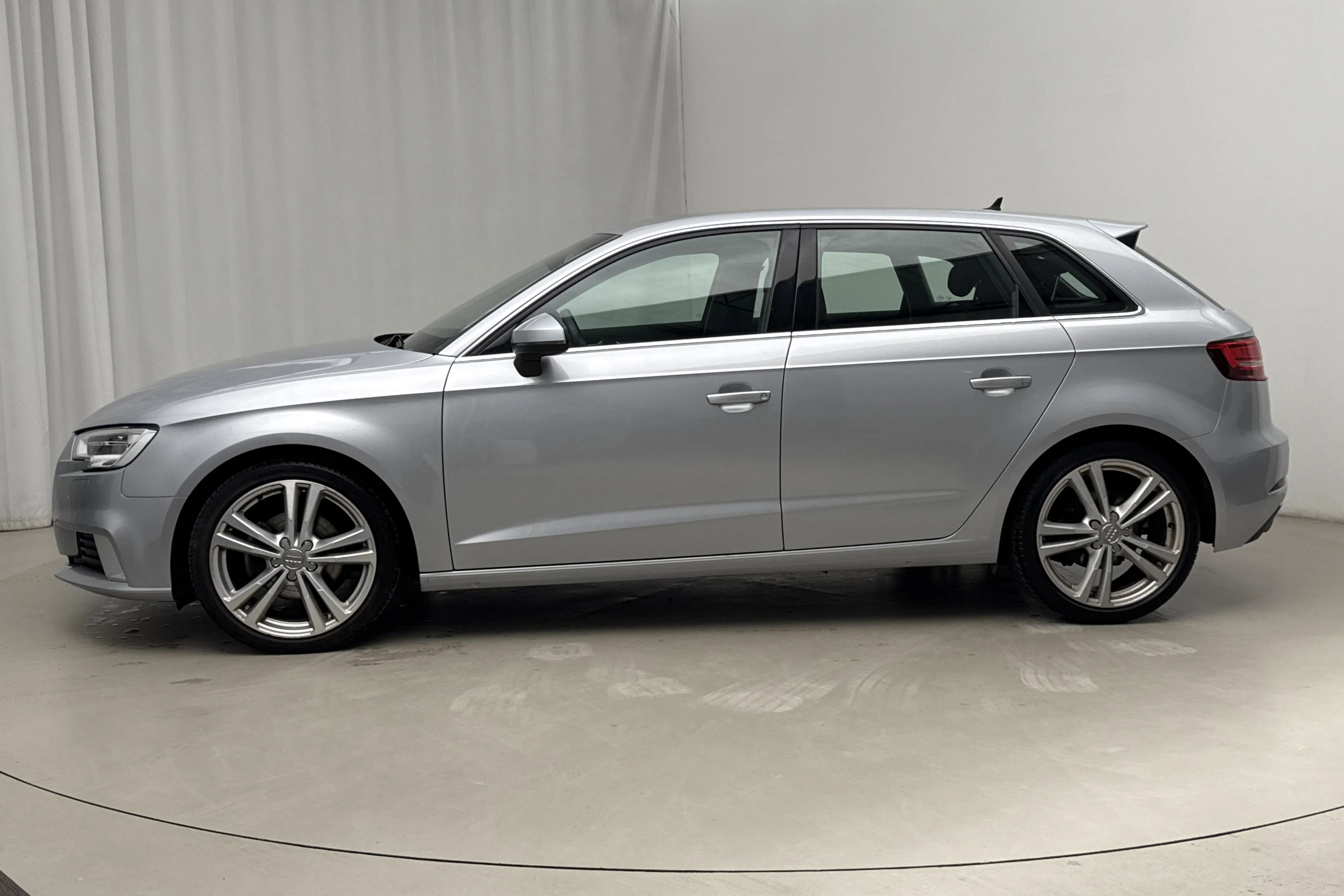 Presentationsfoto 2 av 17: Audi A3 Sportback 35 TFSI (150hk) - 5 396 mil - Automat - silver - 2020
