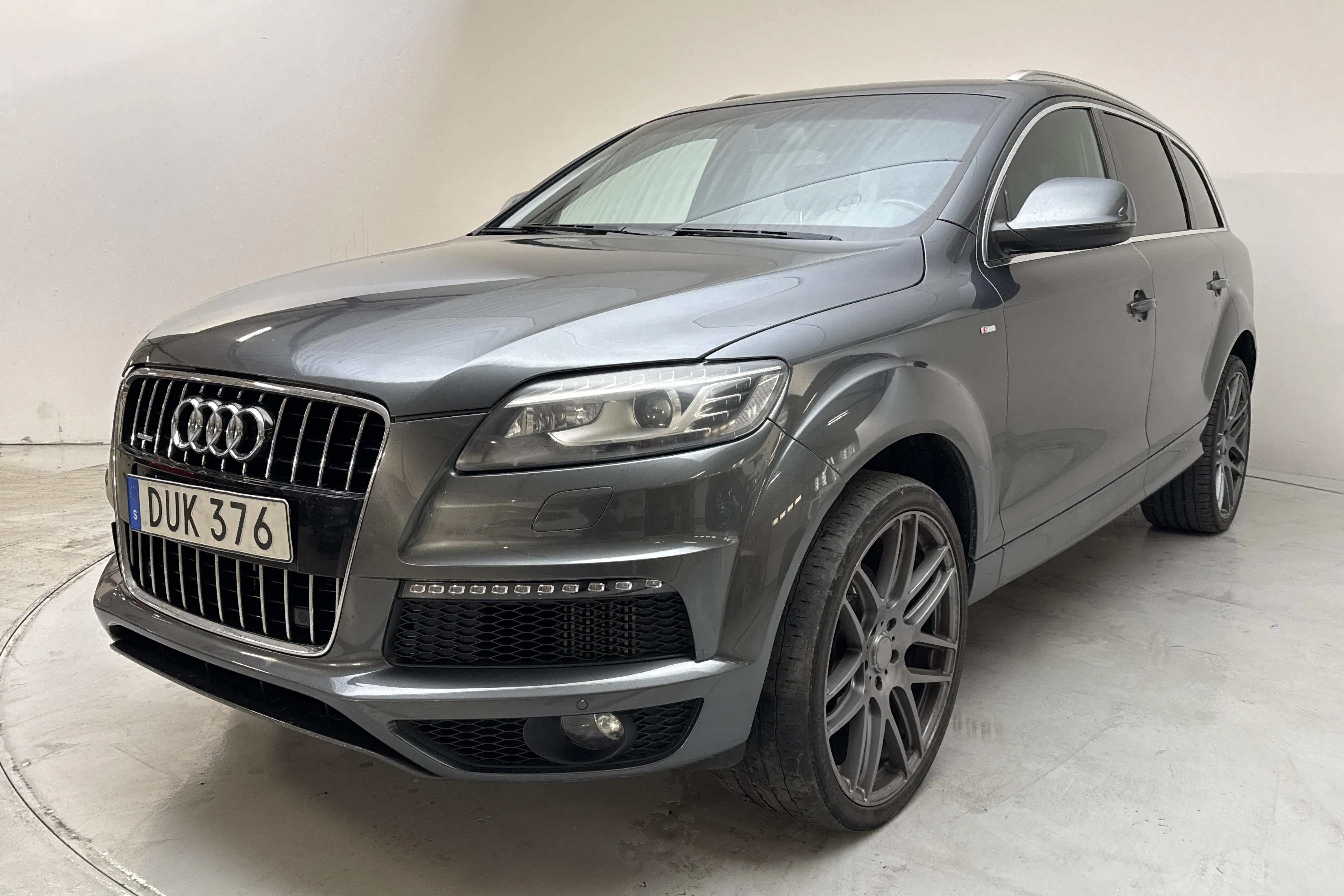 Presentationsfoto 1 av 13: Audi Q7 3.0 TDI quattro (240hk) - 28 340 mil - Automat - grå - 2010