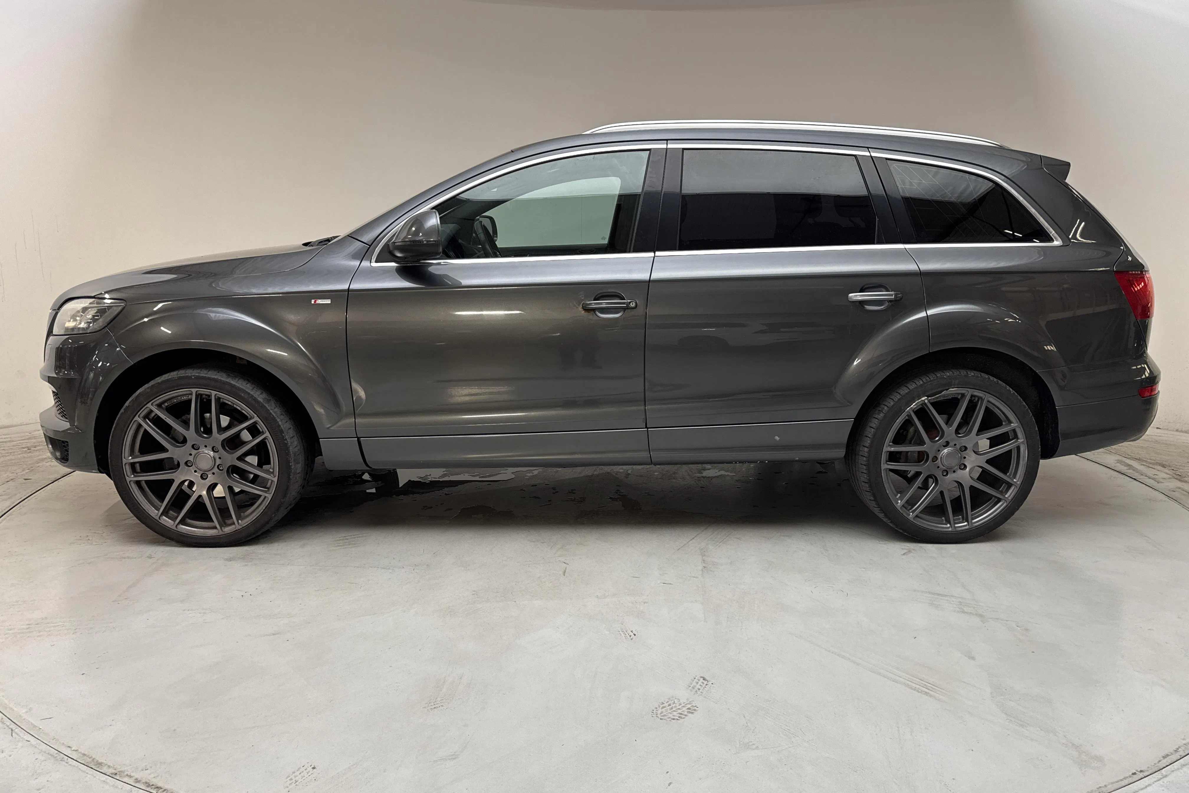 Presentationsfoto 2 av 13: Audi Q7 3.0 TDI quattro (240hk) - 28 340 mil - Automat - grå - 2010