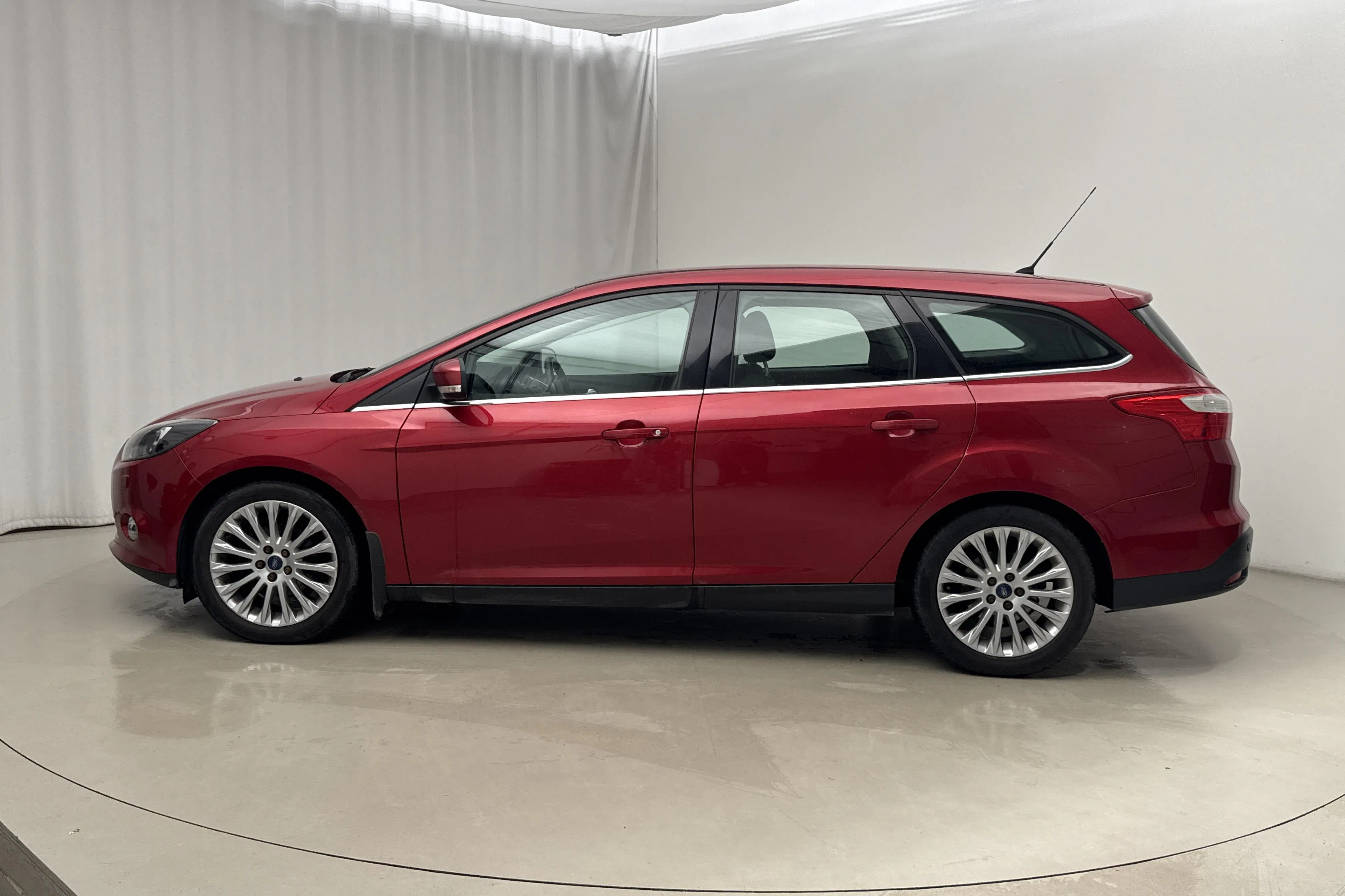 Presentationsfoto 2 av 13: Ford Focus 1.0 EcoBoost Kombi (125hk) - 17 521 mil - Manuell - röd - 2013