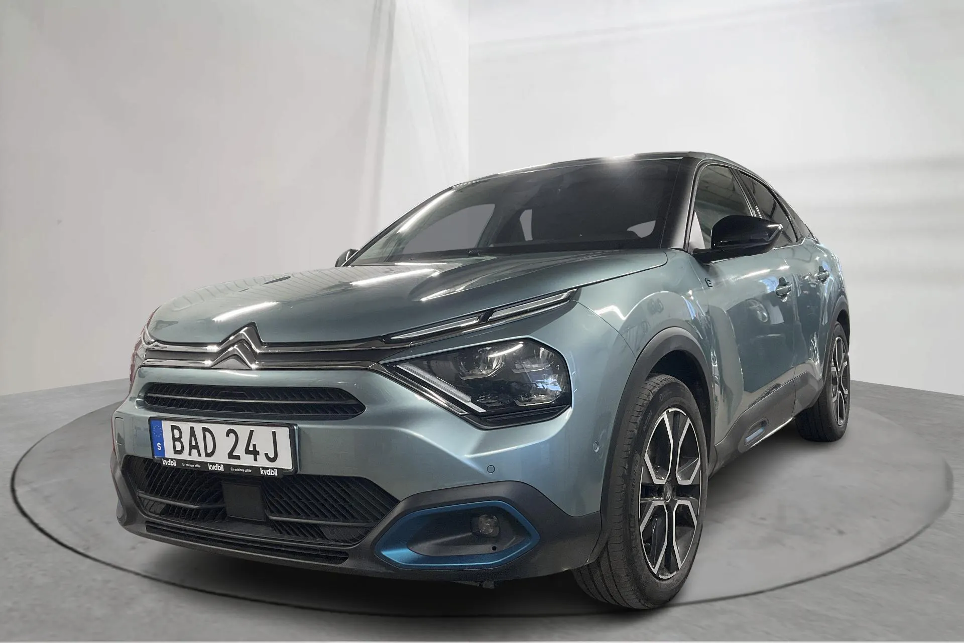 Presentationsfoto 1 av 19: Citroën e-C4 50kWh (136hk) - 6 971 mil - Automat - blå - 2022