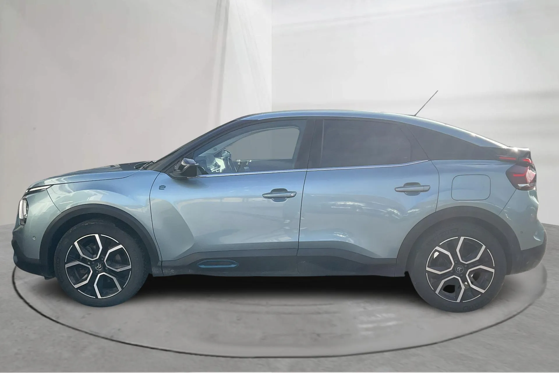 Presentationsfoto 2 av 19: Citroën e-C4 50kWh (136hk) - 6 971 mil - Automat - blå - 2022