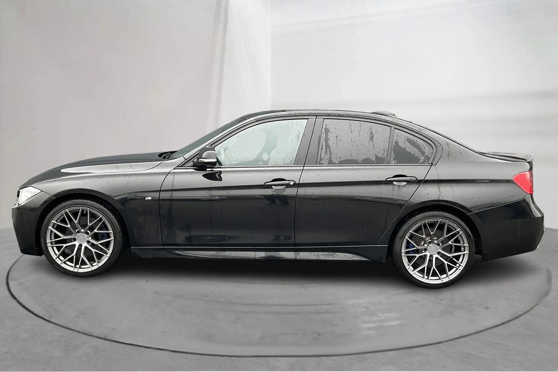 Presentationsfoto 2 av 16: BMW 330d xDrive Sedan, F30 (258hk) - 16 012 mil - Automat - svart - 2014