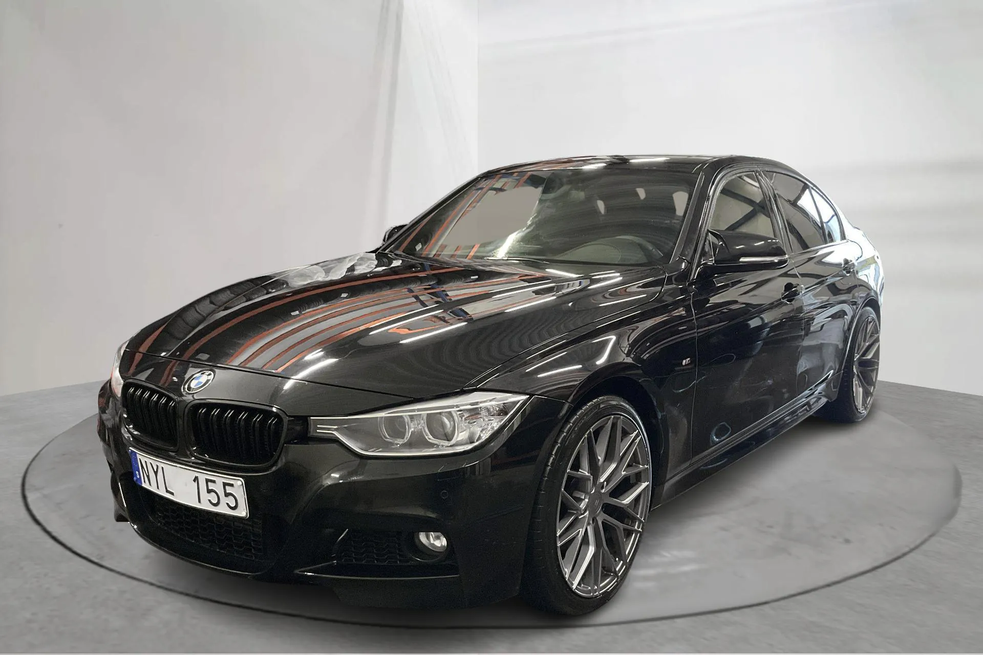 Presentationsfoto 1 av 16: BMW 330d xDrive Sedan, F30 (258hk) - 16 012 mil - Automat - svart - 2014