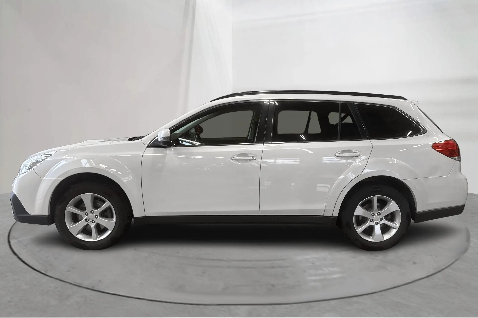 Presentationsfoto 2 av 18: Subaru Outback 2.0D (150hk) - 24 011 mil - Automat - vit - 2014
