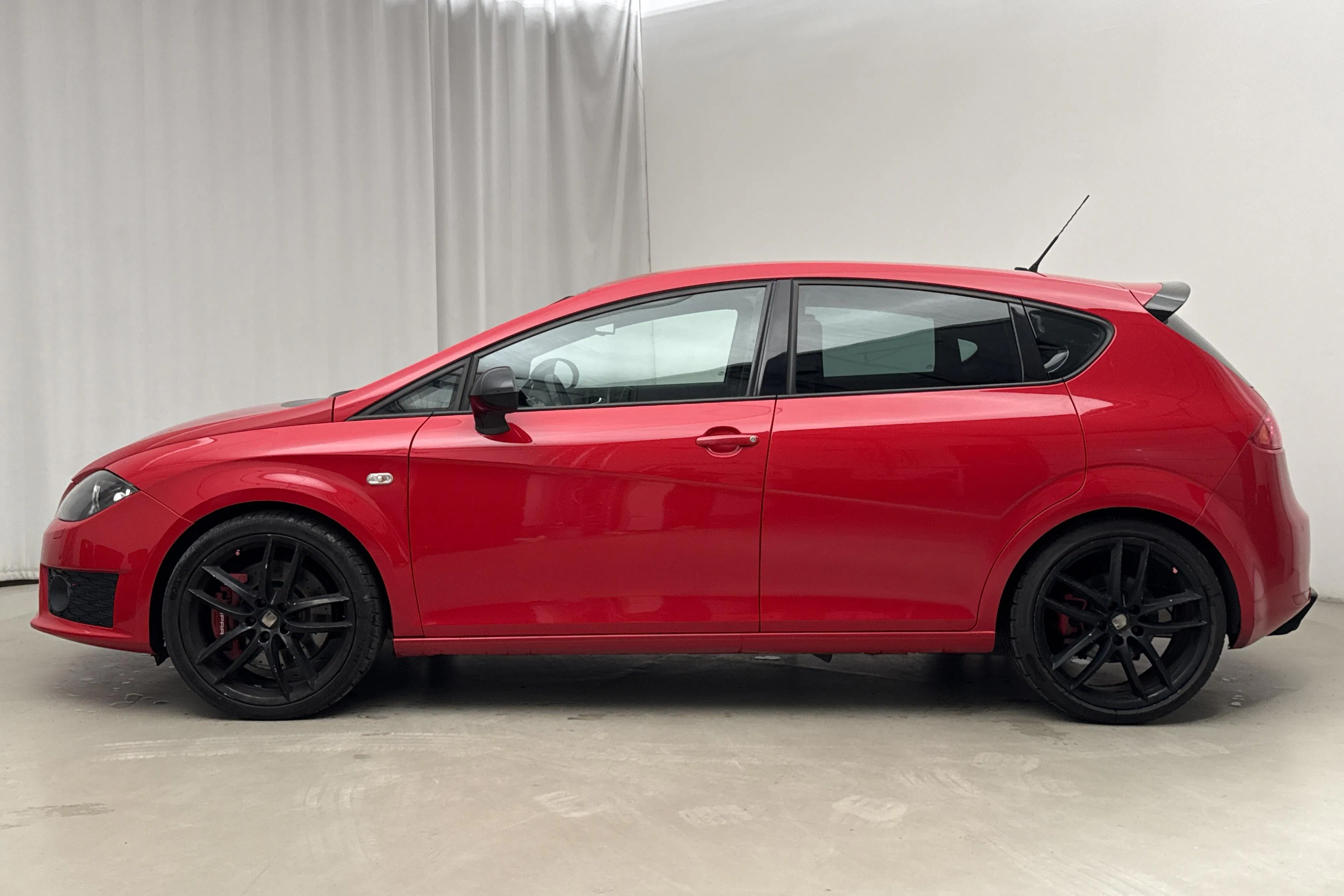 Presentationsfoto 2 av 17: Seat Leon Cupra R (265hk) - 19 291 mil - Manuell - röd - 2010