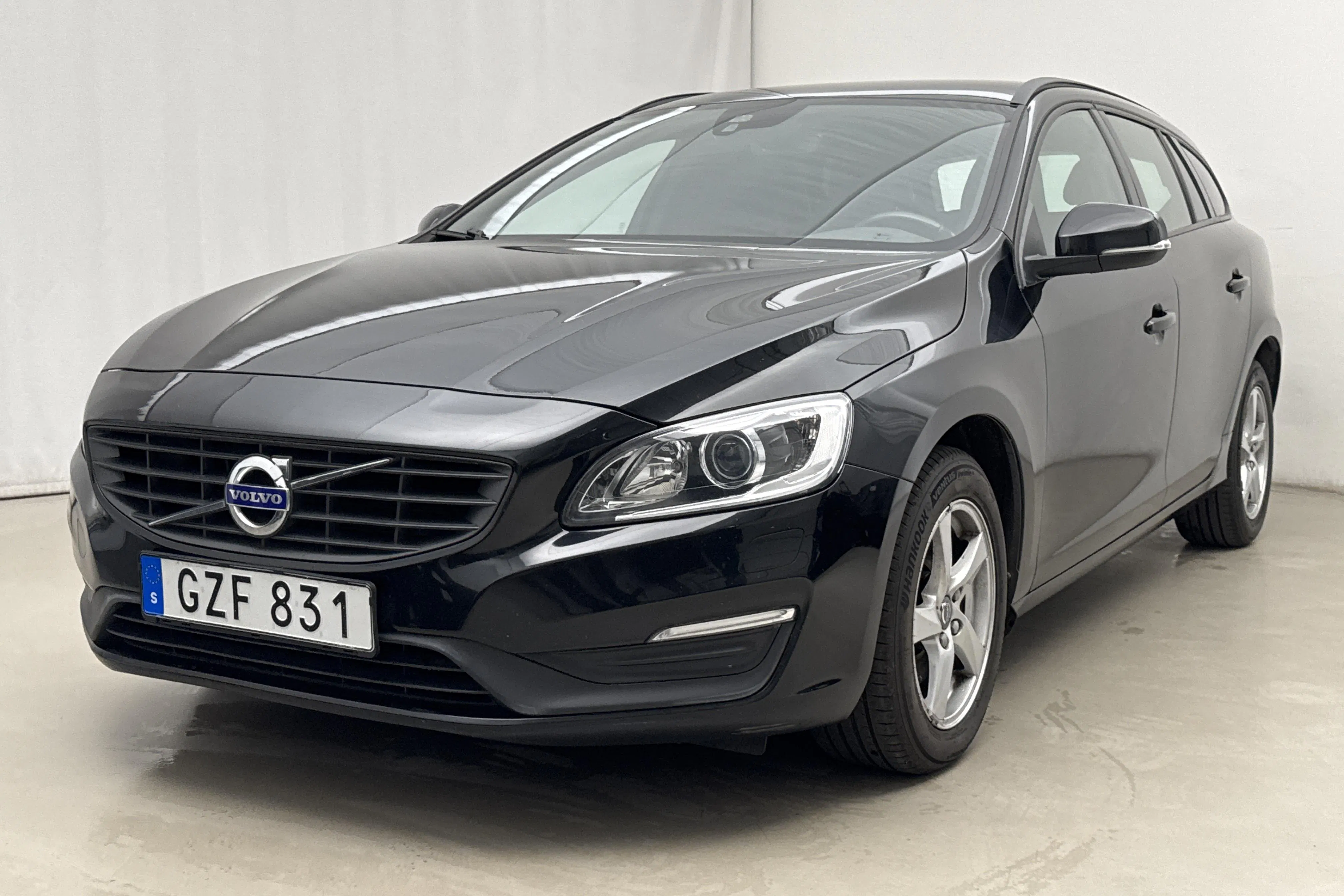 Presentation photo 1 of 17: Volvo V60 T3 (152hk) - 152 460 km - Manual - black - 2018