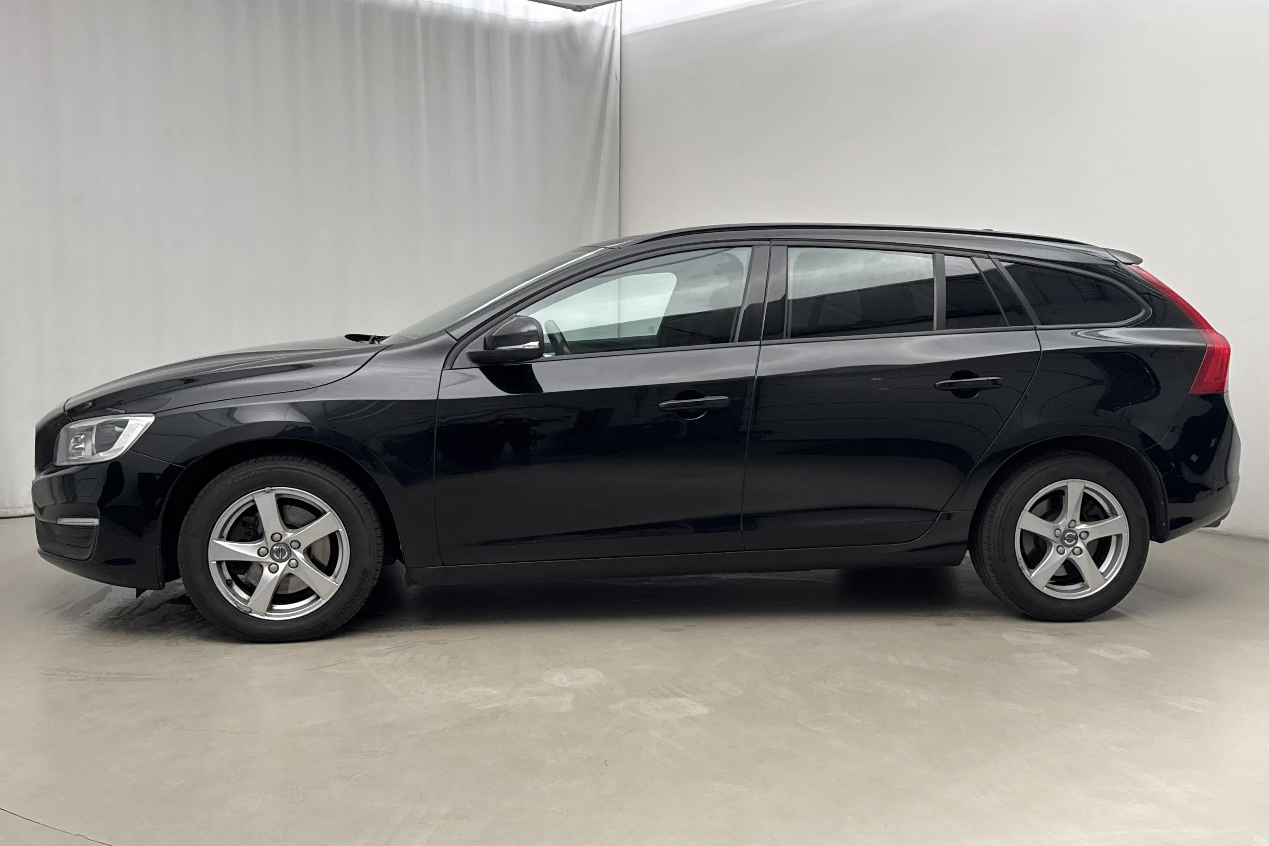 Presentation photo 2 of 17: Volvo V60 T3 (152hk) - 152 460 km - Manual - black - 2018