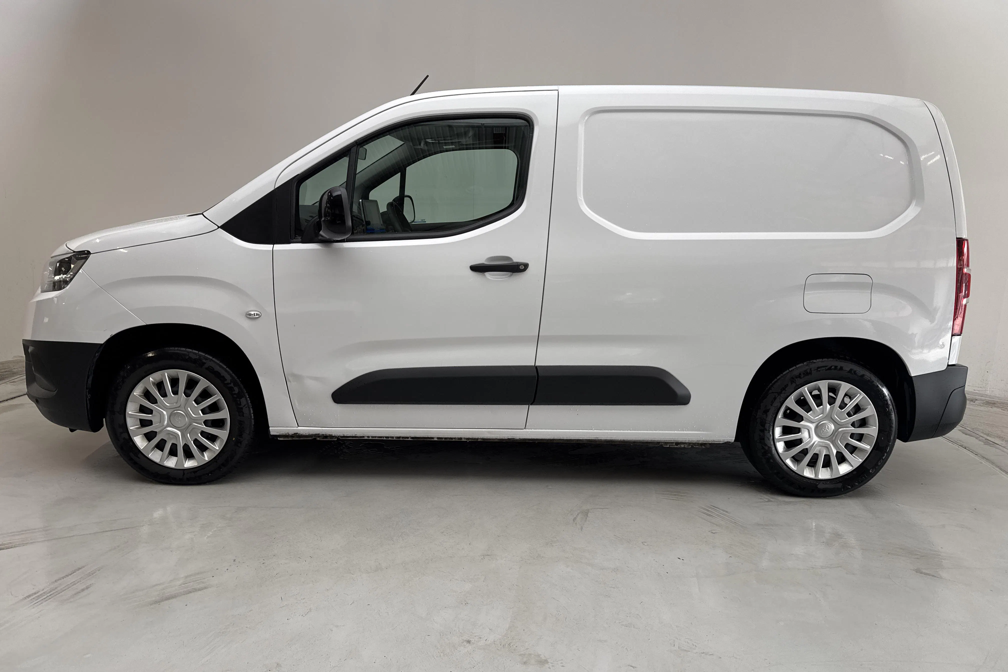 Presentationsfoto 2 av 13: Toyota PROACE CITY 1.5D (130hk) - 10 207 mil - Automat - vit - 2023