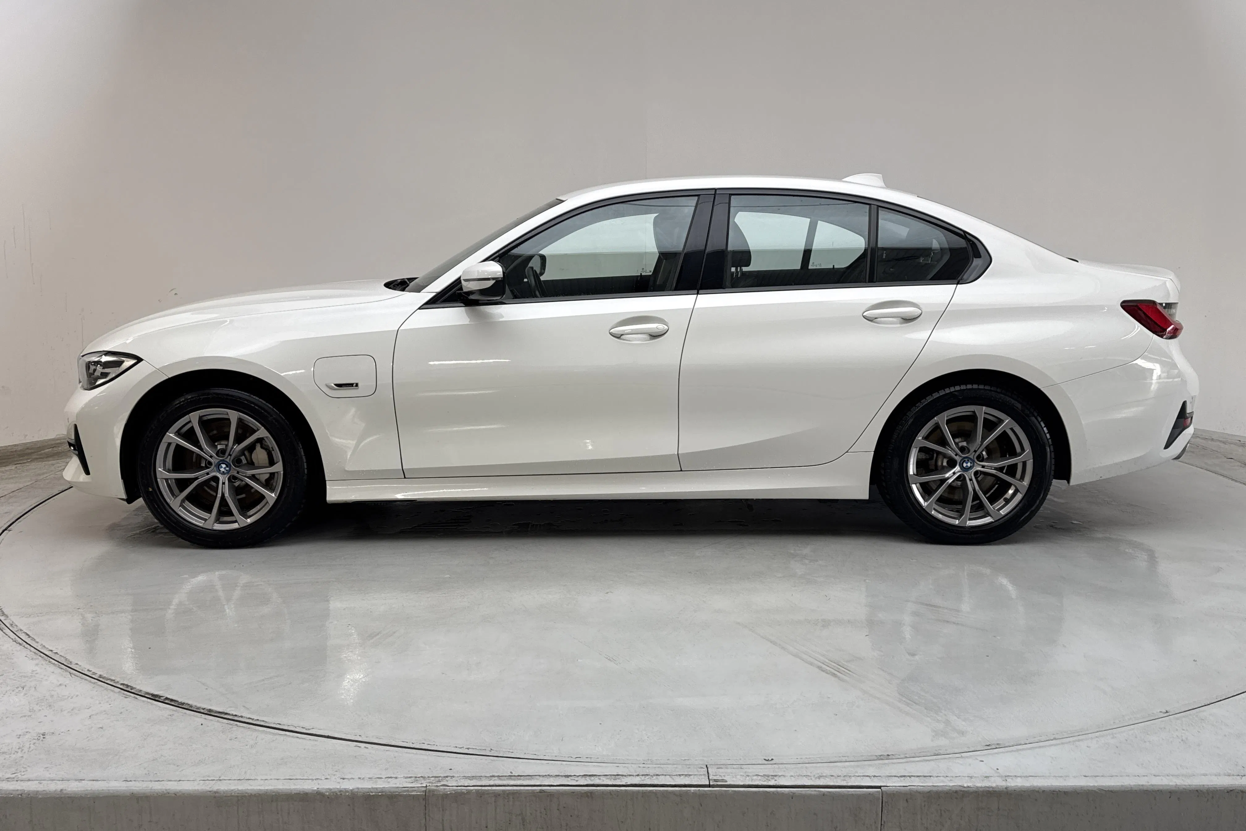 Presentationsfoto 2 av 15: BMW 330e Sedan, G20 (292hk) - 8 642 mil - Automat - vit - 2022