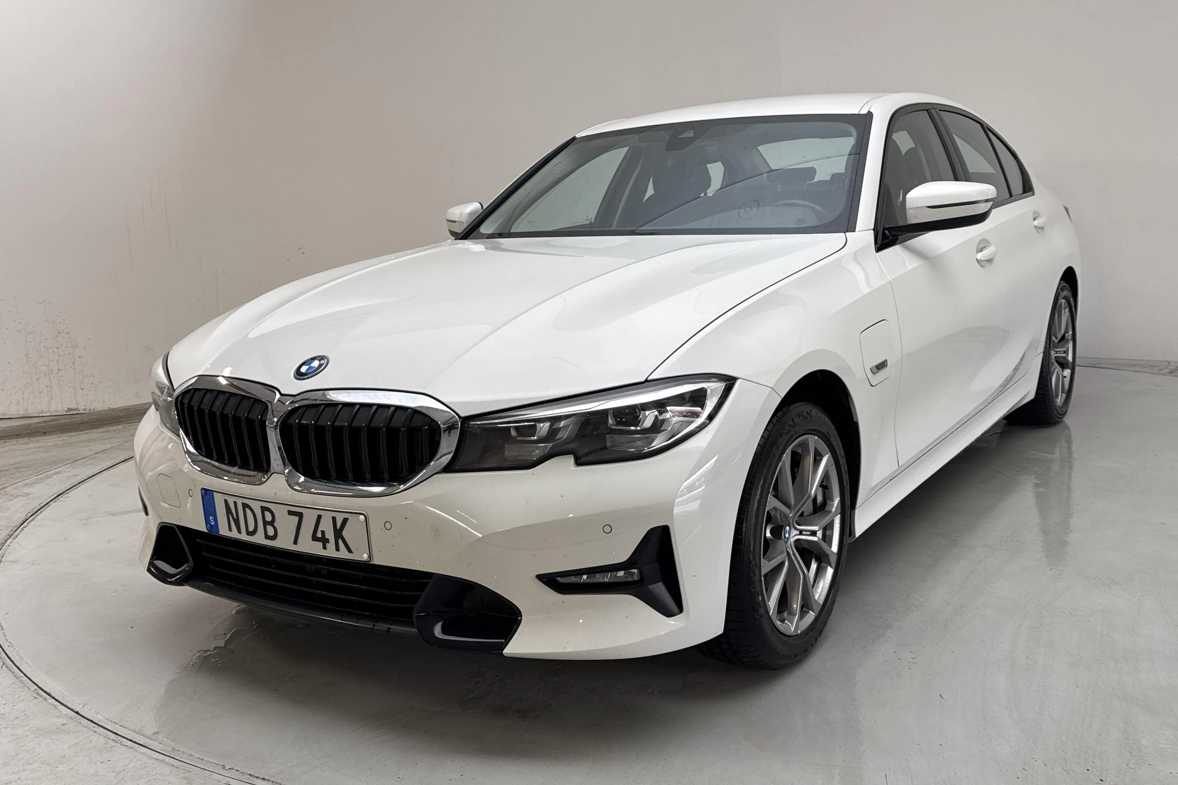Presentationsfoto 1 av 15: BMW 330e Sedan, G20 (292hk) - 8 642 mil - Automat - vit - 2022