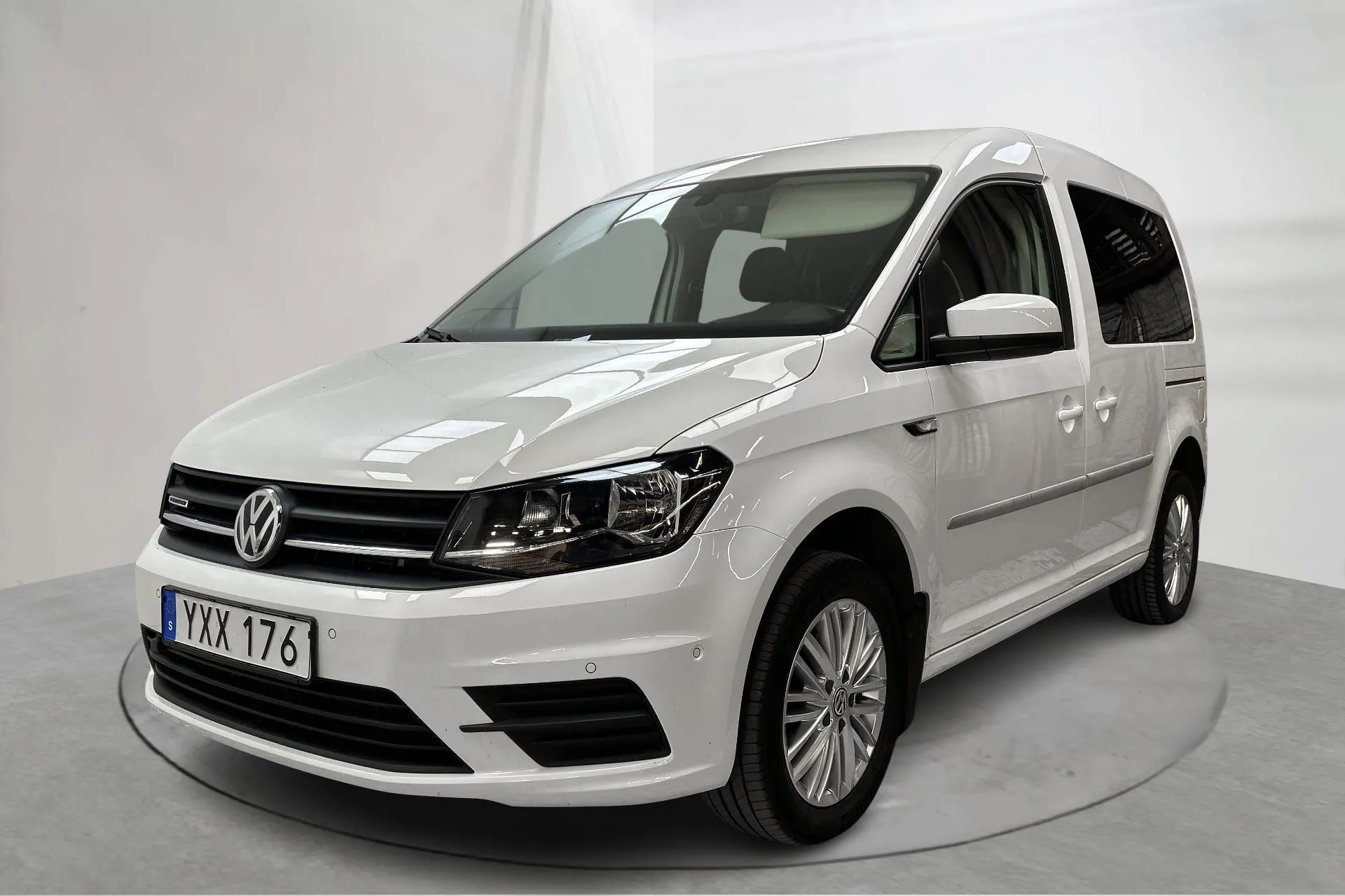 Presentationsfoto 1 av 13: VW Caddy Combi 1.4 TGI (110hk) - 5 591 mil - Automat - vit - 2019