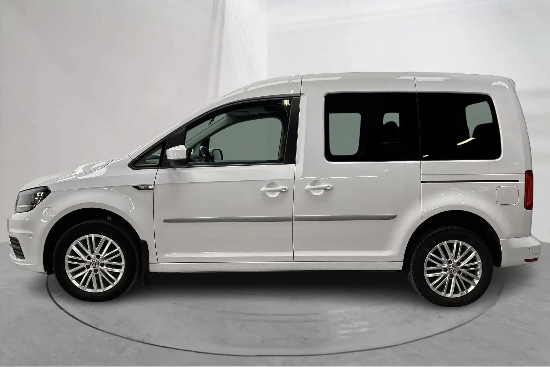 Presentationsfoto 2 av 13: VW Caddy Combi 1.4 TGI (110hk) - 5 591 mil - Automat - vit - 2019