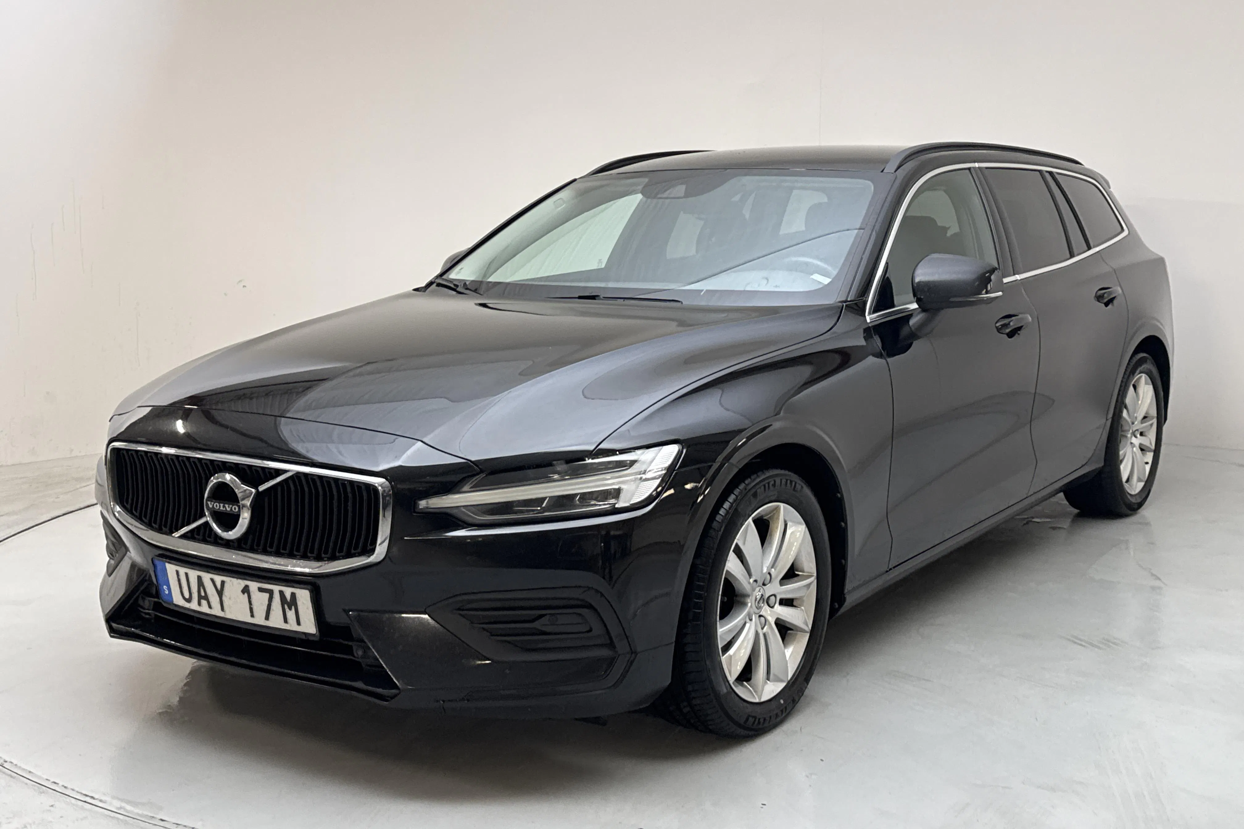 Presentationsfoto 1 av 15: Volvo V60 B4 Mildhybrid, Diesel (197hk) - 20 150 mil - Automat - svart - 2022