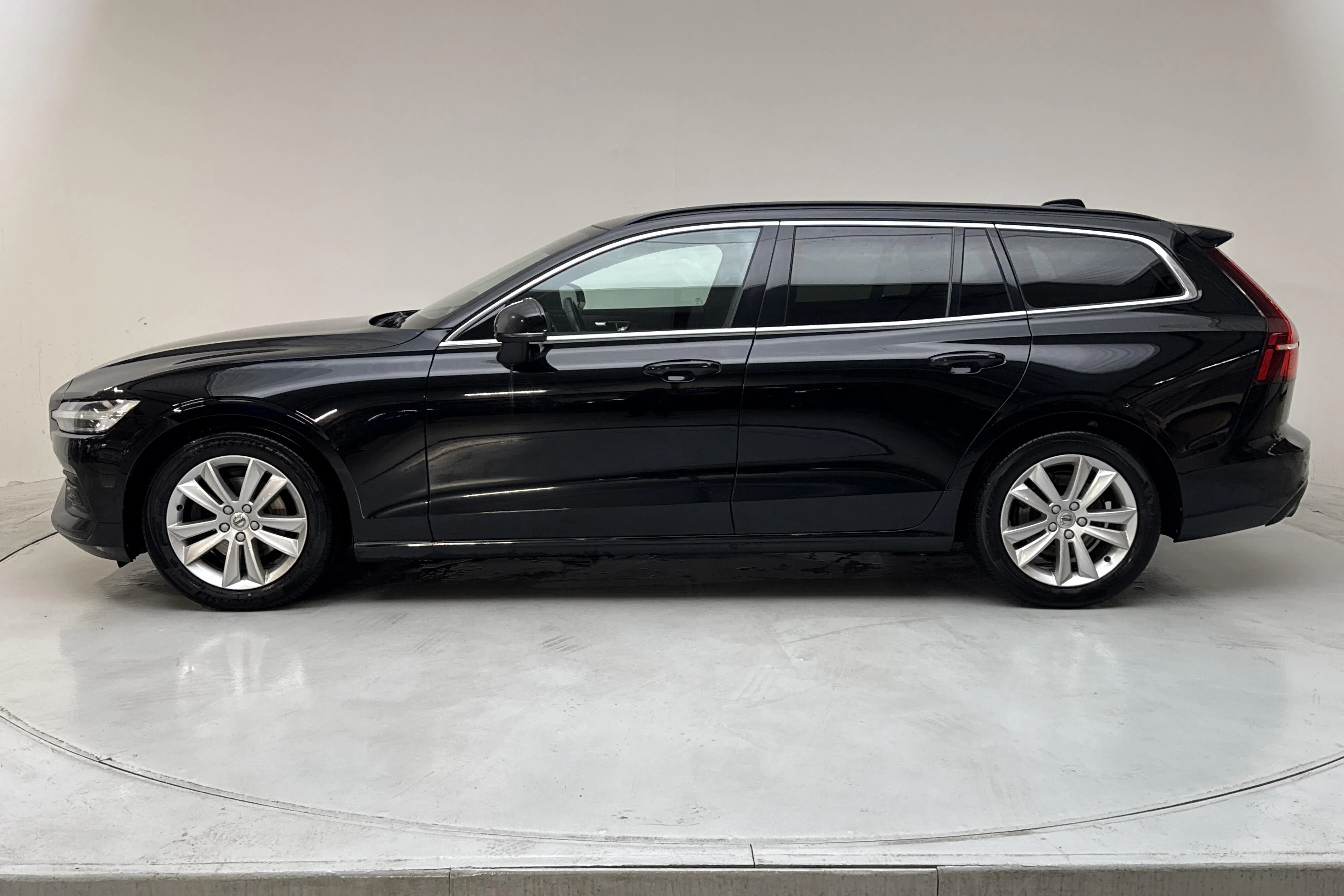 Presentationsfoto 2 av 15: Volvo V60 B4 Mildhybrid, Diesel (197hk) - 20 150 mil - Automat - svart - 2022