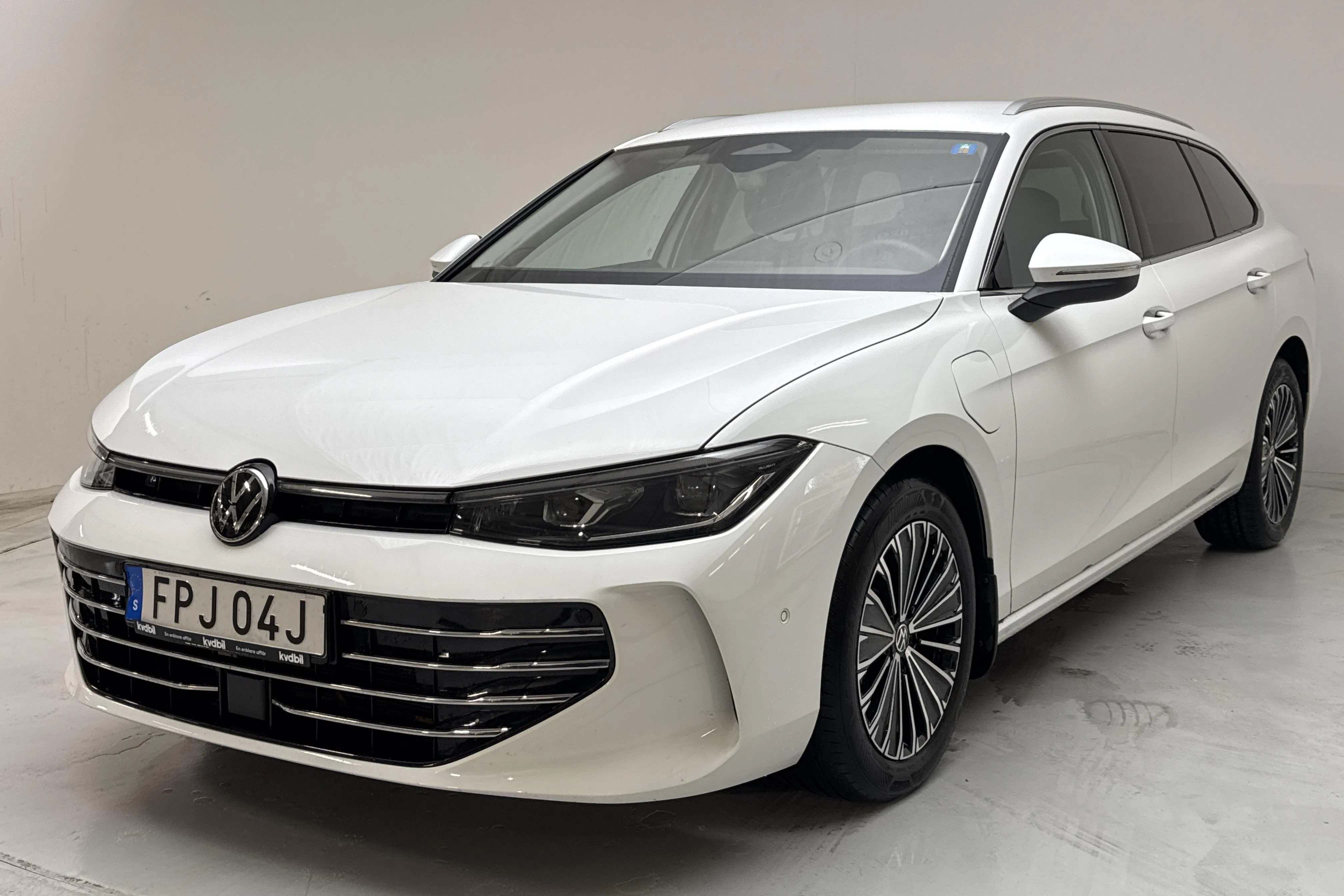 Presentationsfoto 1 av 17: VW Passat 1.5 TSI eHybrid Sportscombi (272hk) - 3 186 mil - Automat - vit - 2025