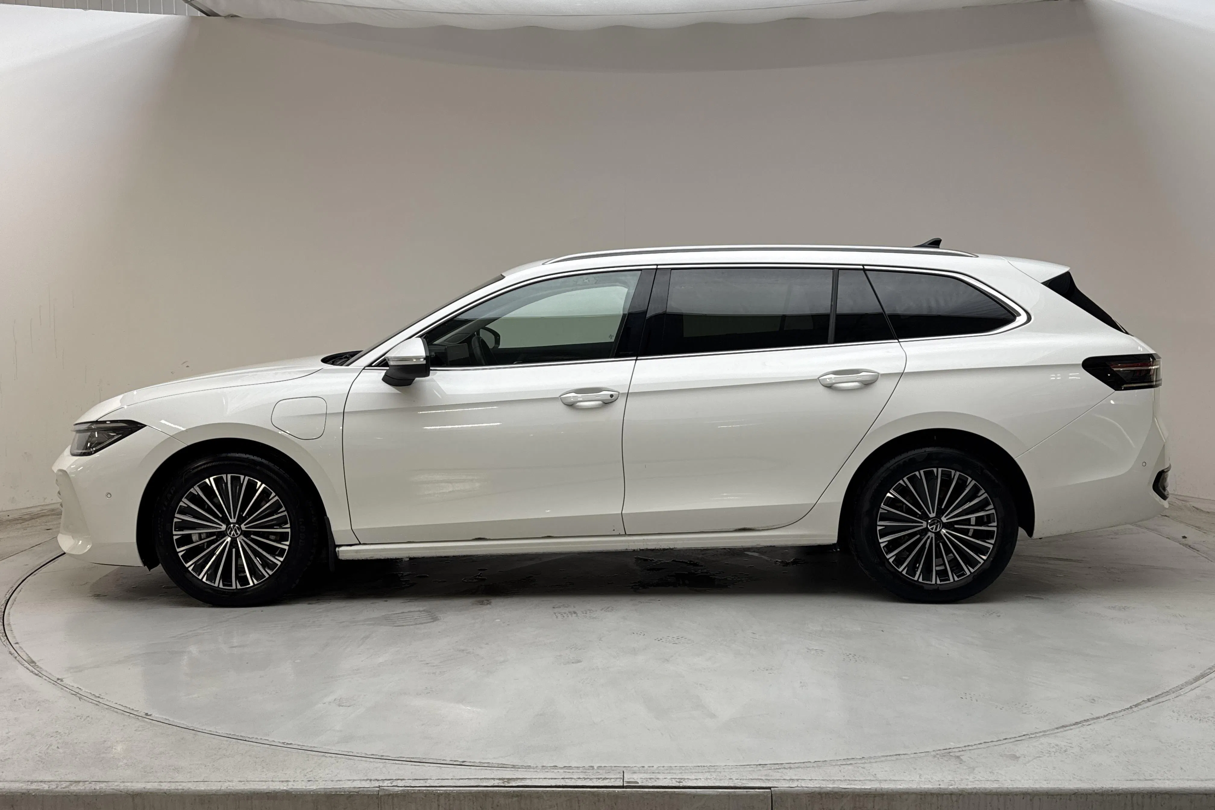 Presentationsfoto 2 av 17: VW Passat 1.5 TSI eHybrid Sportscombi (272hk) - 3 186 mil - Automat - vit - 2025
