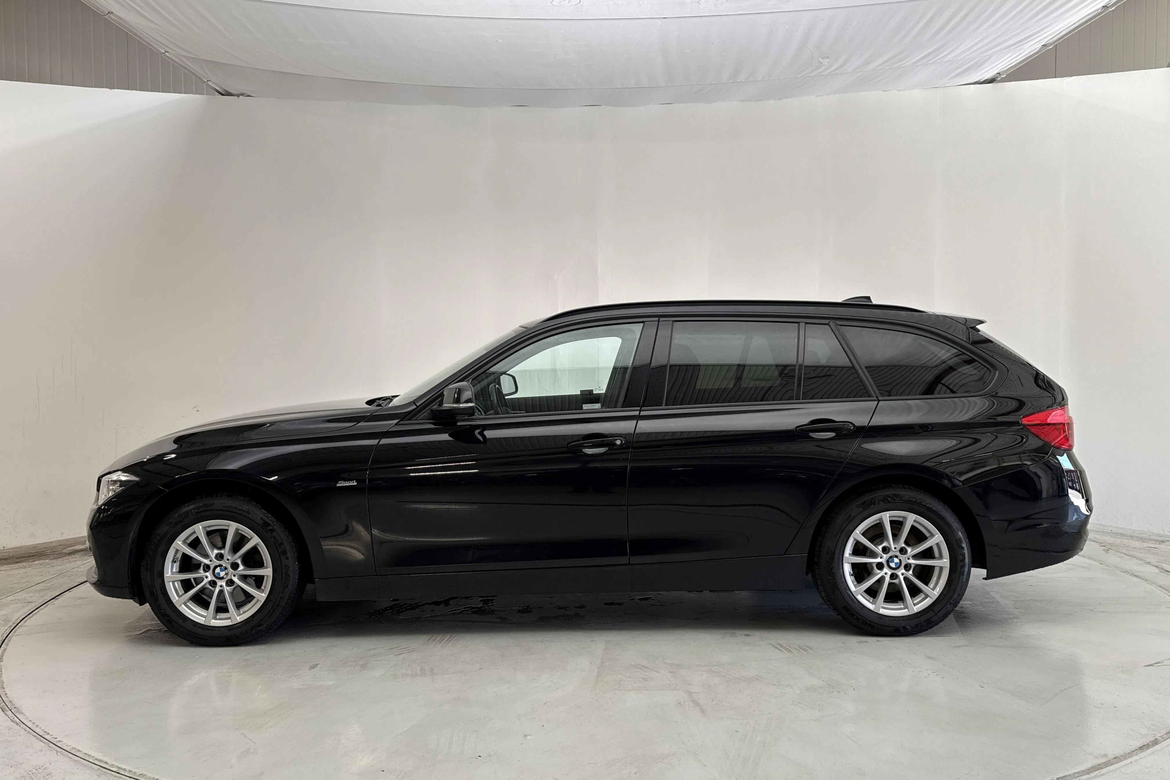 Presentation photo 2 of 13: BMW 320d Touring, F31 (190hk) - 221 900 km - Automatic - black - 2017