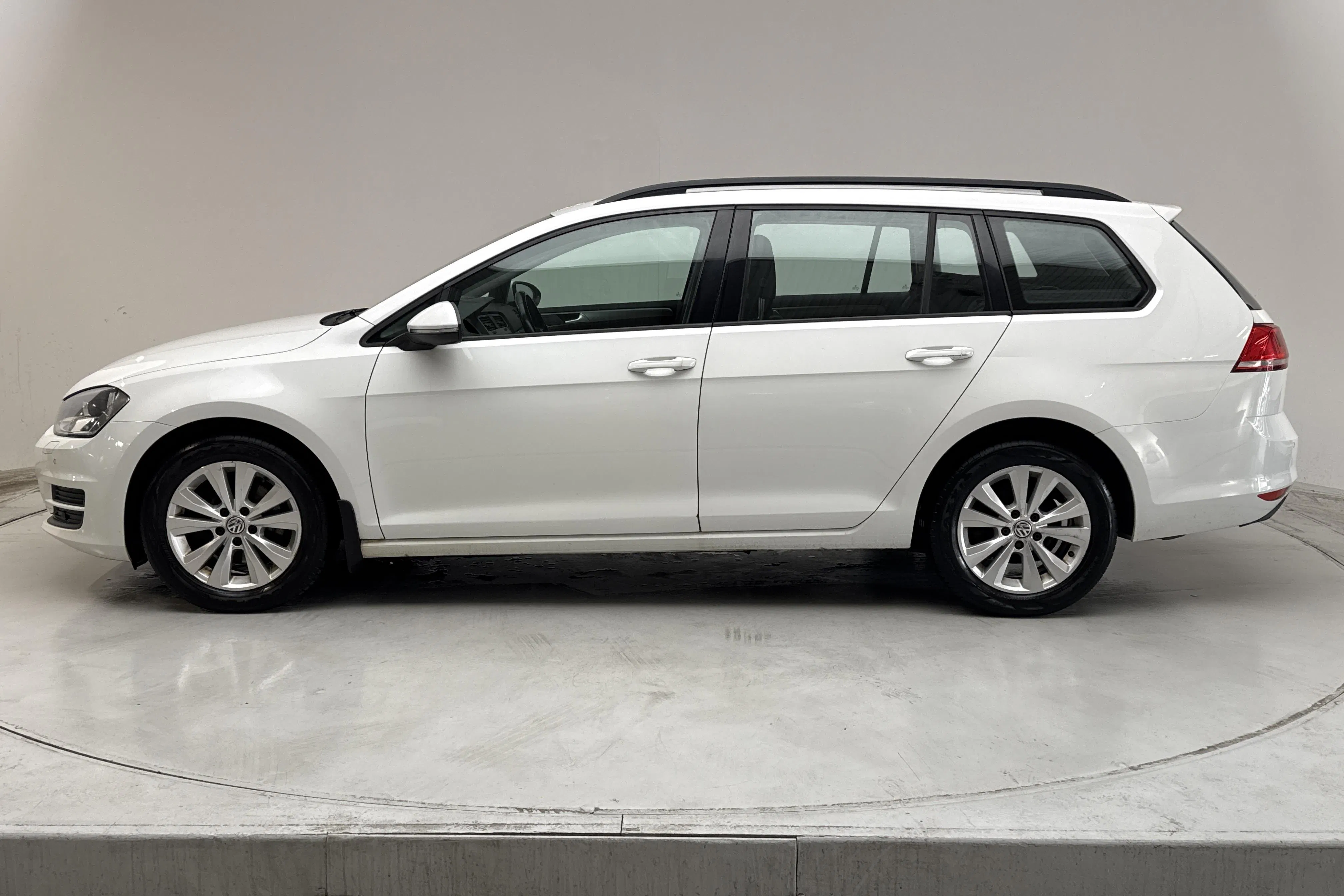 Presentationsfoto 2 av 14: VW Golf VII 1.4 TSI Multifuel Sportscombi (125hk) - 23 541 mil - Manuell - vit - 2016