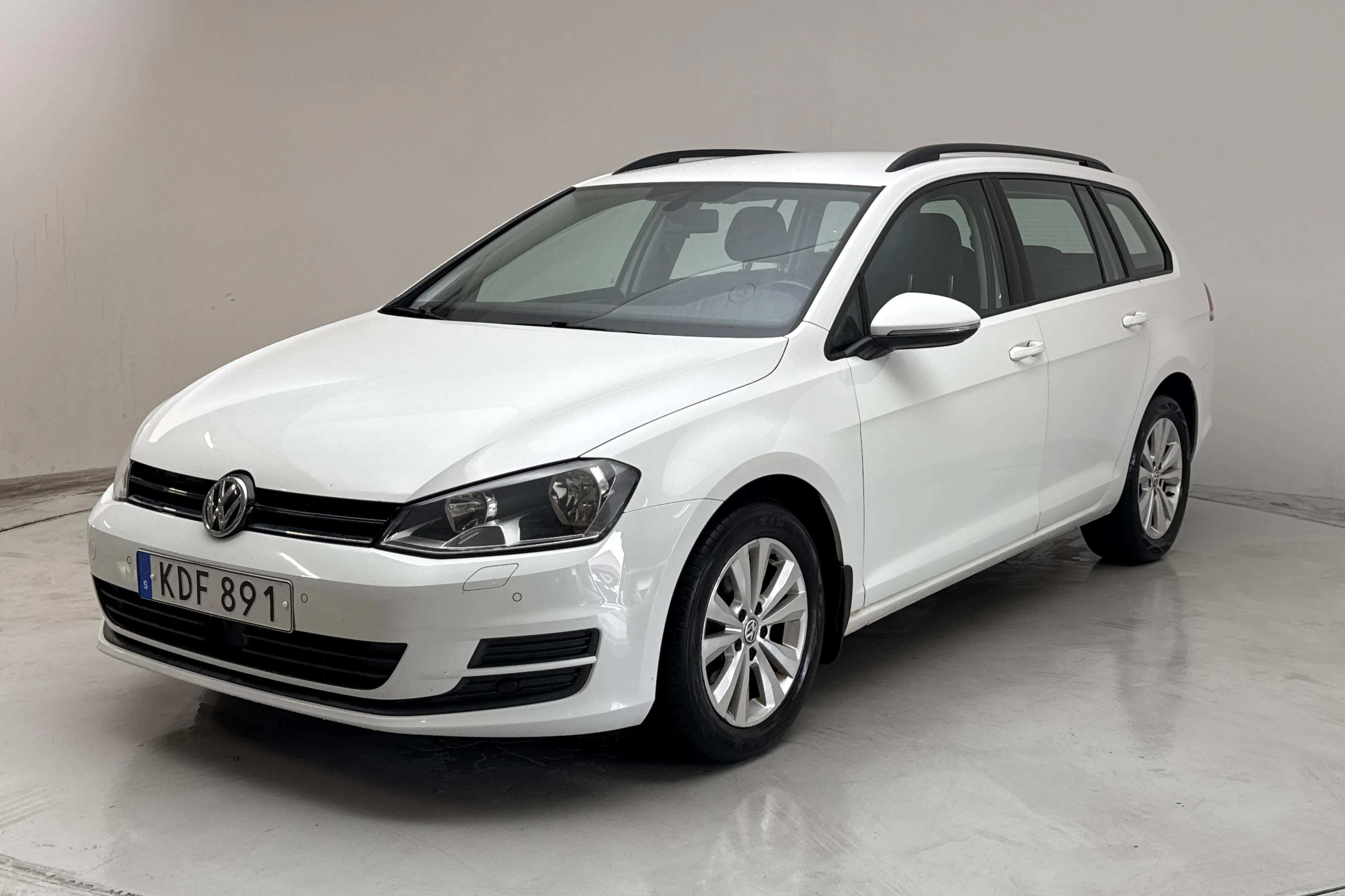 Presentationsfoto 1 av 14: VW Golf VII 1.4 TSI Multifuel Sportscombi (125hk) - 23 541 mil - Manuell - vit - 2016