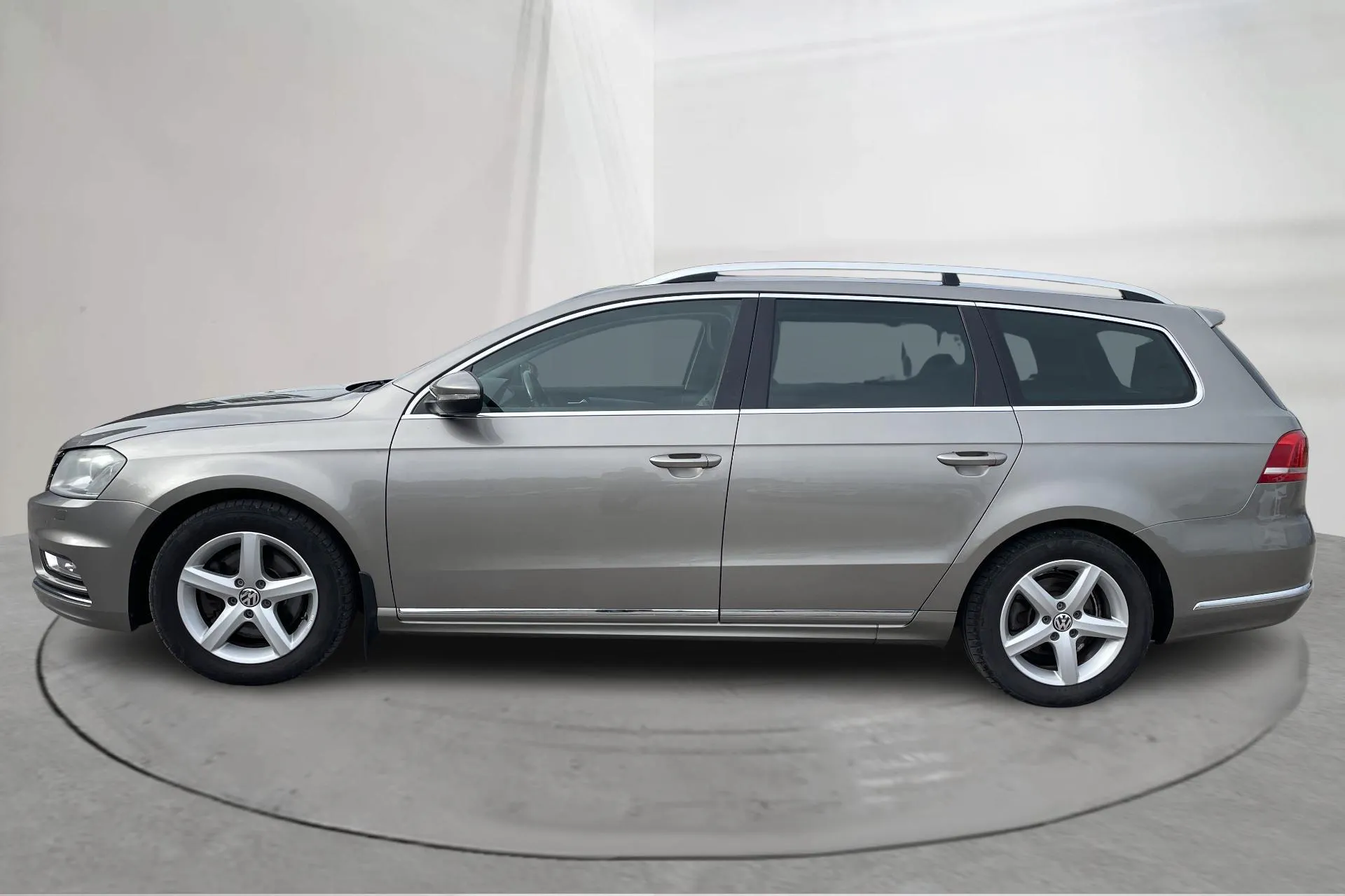 Presentationsfoto 2 av 19: VW Passat 2.0 TDI BlueMotion Technology Variant 4Motion (177hk) - 14 694 mil - Automat - Ljusbrun - 2014
