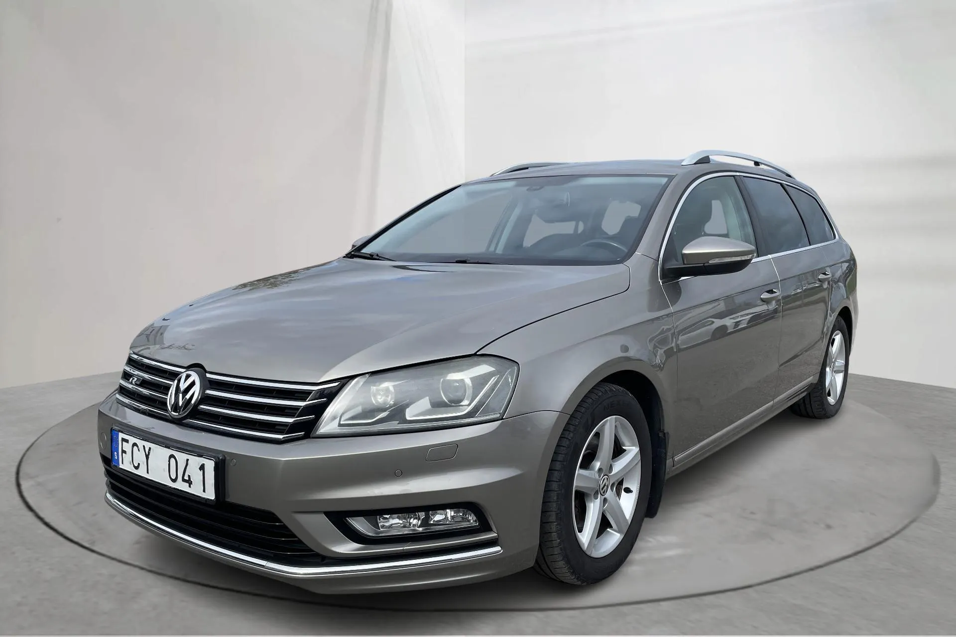 Presentationsfoto 1 av 19: VW Passat 2.0 TDI BlueMotion Technology Variant 4Motion (177hk) - 14 694 mil - Automat - Ljusbrun - 2014