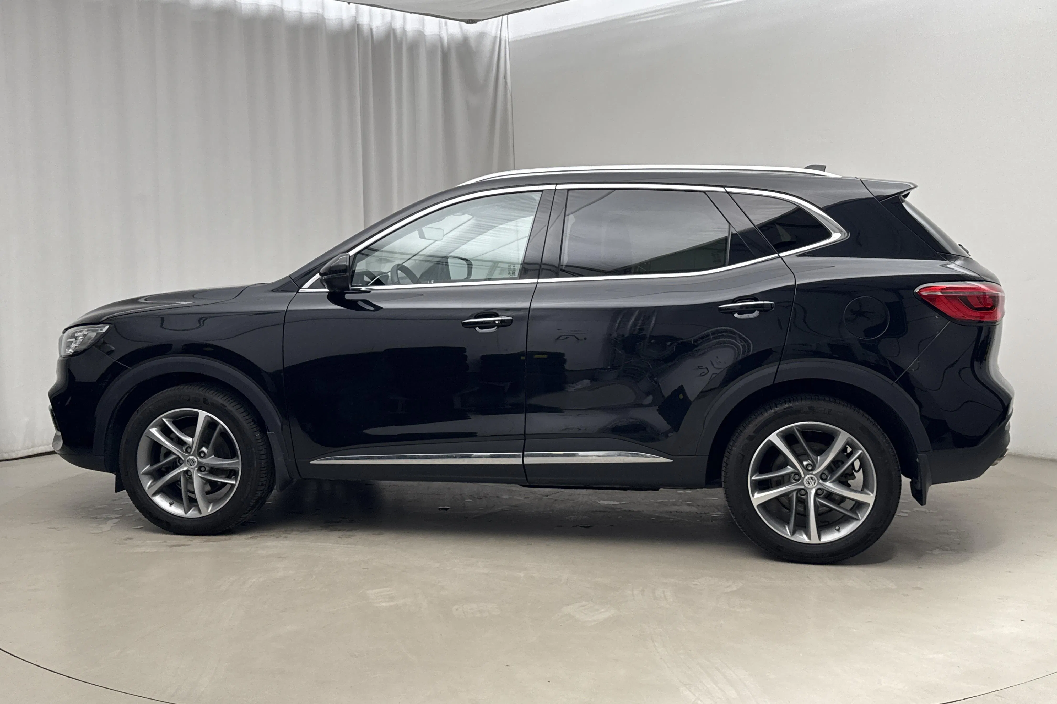 Presentationsfoto 2 av 21: MG EHS 1.5T PHEV (258hk) - 5 970 mil - Automat - svart - 2022