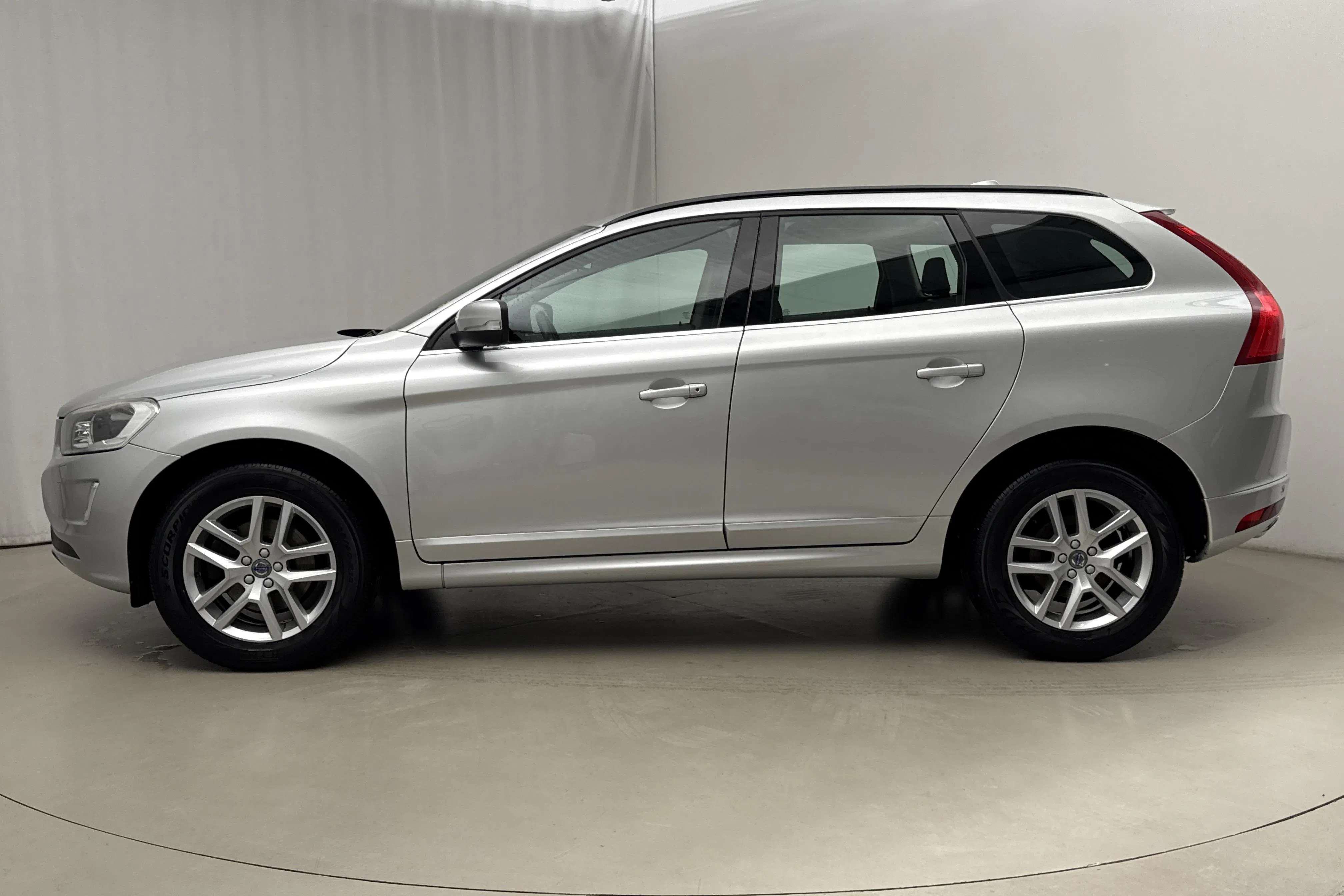 Presentationsfoto 2 av 17: Volvo XC60 D4 AWD (190hk) - 12 099 mil - Automat - silver - 2017