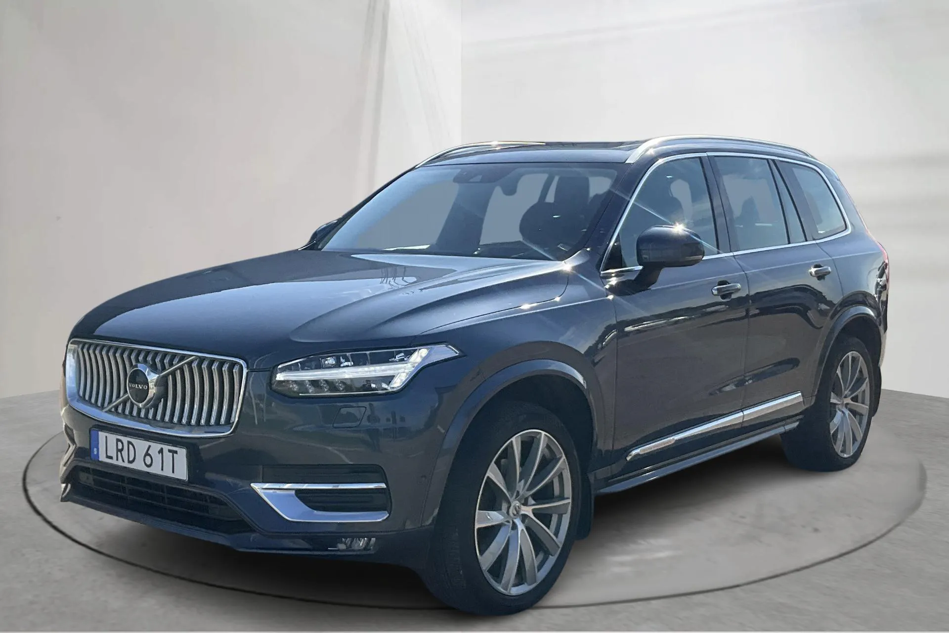 Presentationsfoto 1 av 21: Volvo XC90 B5 Mildhybrid, Diesel AWD (235hk) - 25 297 mil - Automat - Mörkblå - 2020