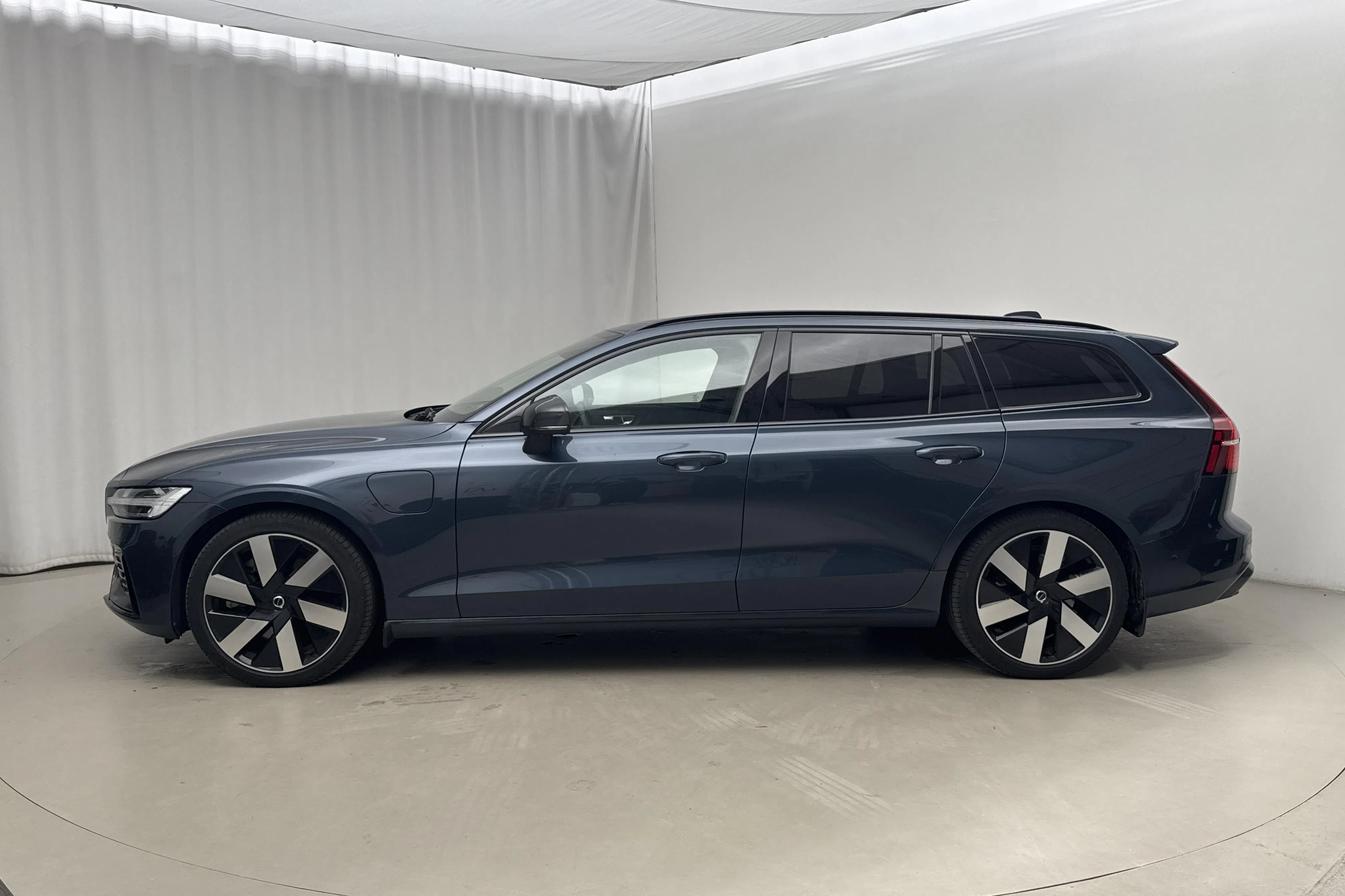 Presentation photo 2 of 22: Volvo V60 T6 AWD Recharge (350hk) - 65 260 km - Automatic - dark blue - 2024
