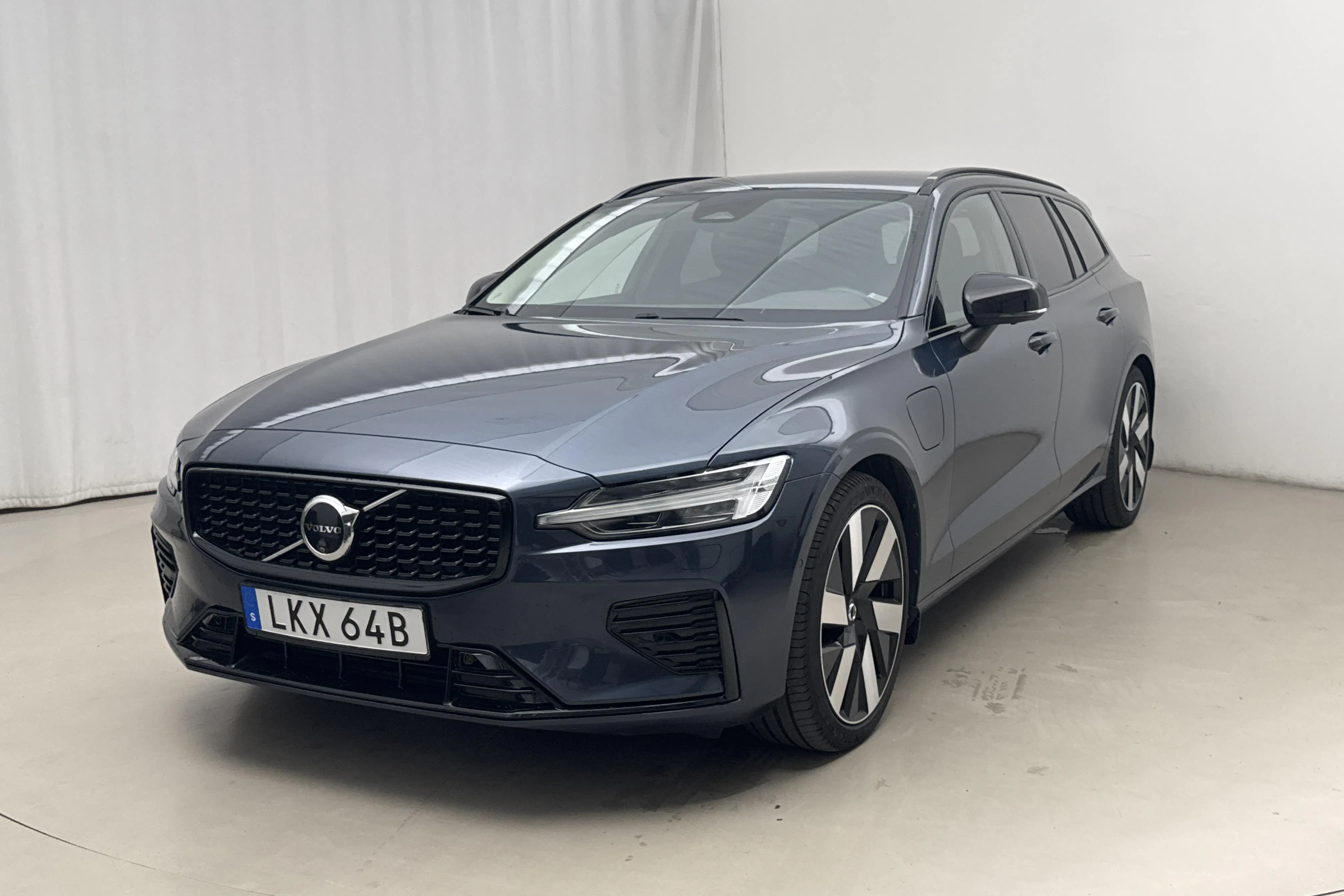 Presentation photo 1 of 22: Volvo V60 T6 AWD Recharge (350hk) - 65 260 km - Automatic - dark blue - 2024