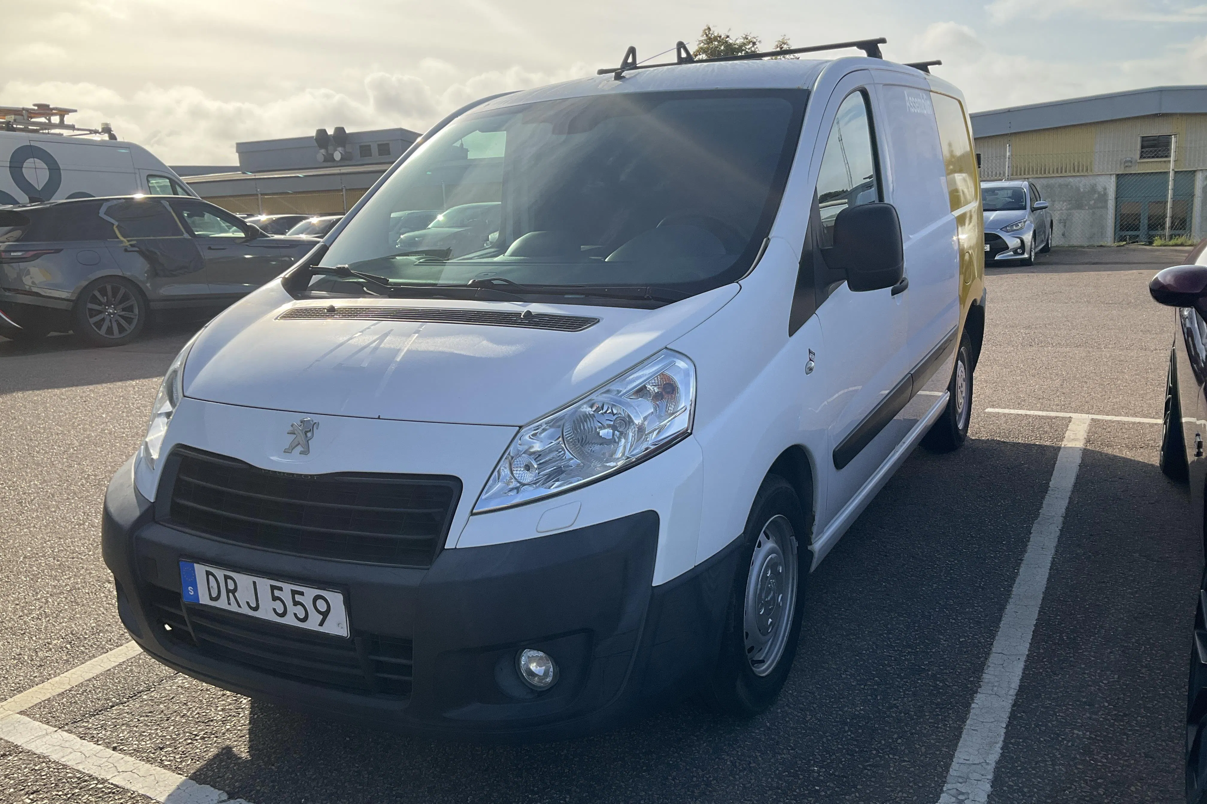 Presentationsfoto 1 av 16: Peugeot Expert 2.0 HDI Skåp (128hk) - 20 933 mil - Manuell - vit - 2015