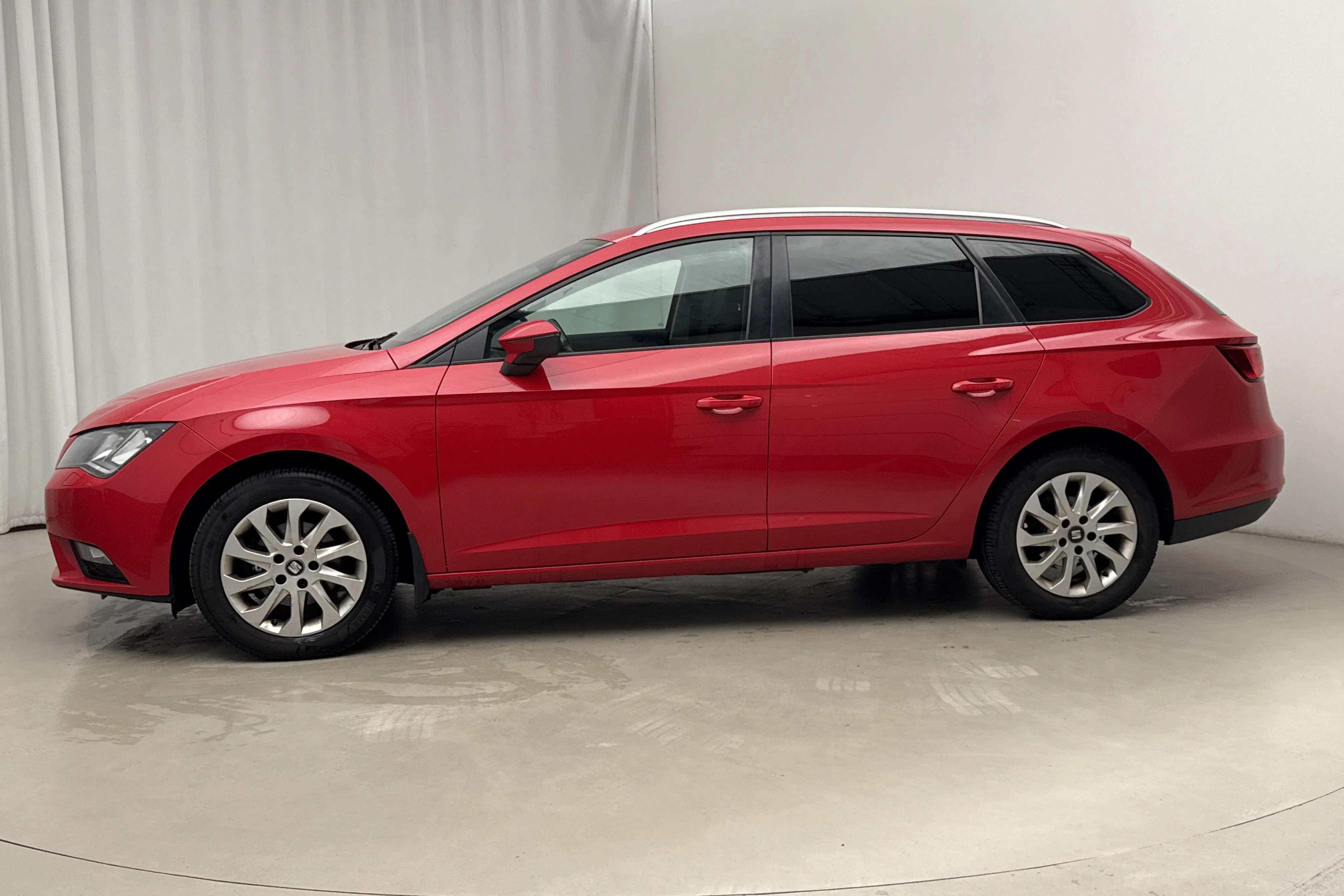 Presentationsfoto 2 av 15: Seat Leon 1.2 TSI ST (110hk) - 19 860 mil - Manuell - röd - 2016