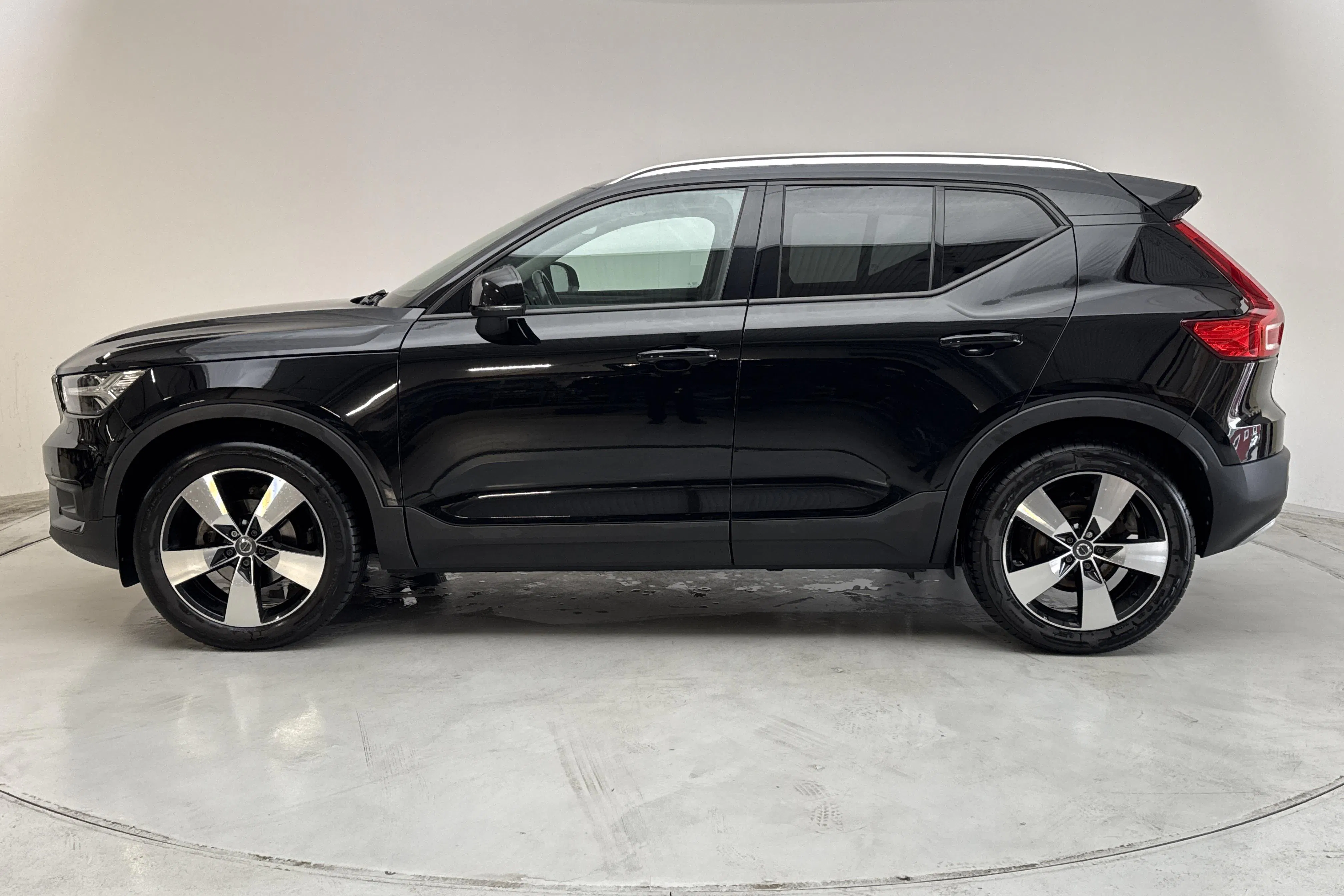 Presentation photo 2 of 17: Volvo XC40 D3 2WD (150hk) - 120 430 km - Automatic - black - 2021