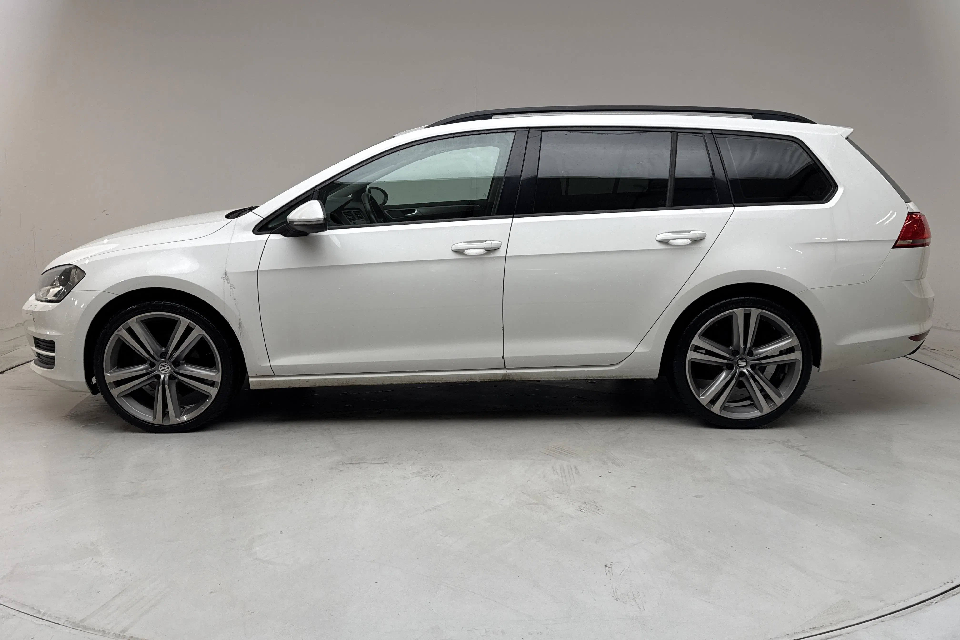 Presentation photo 2 of 13: VW Golf VII 1.2 TSI Sportscombi (110hk) - 223 460 km - Manual - white - 2016
