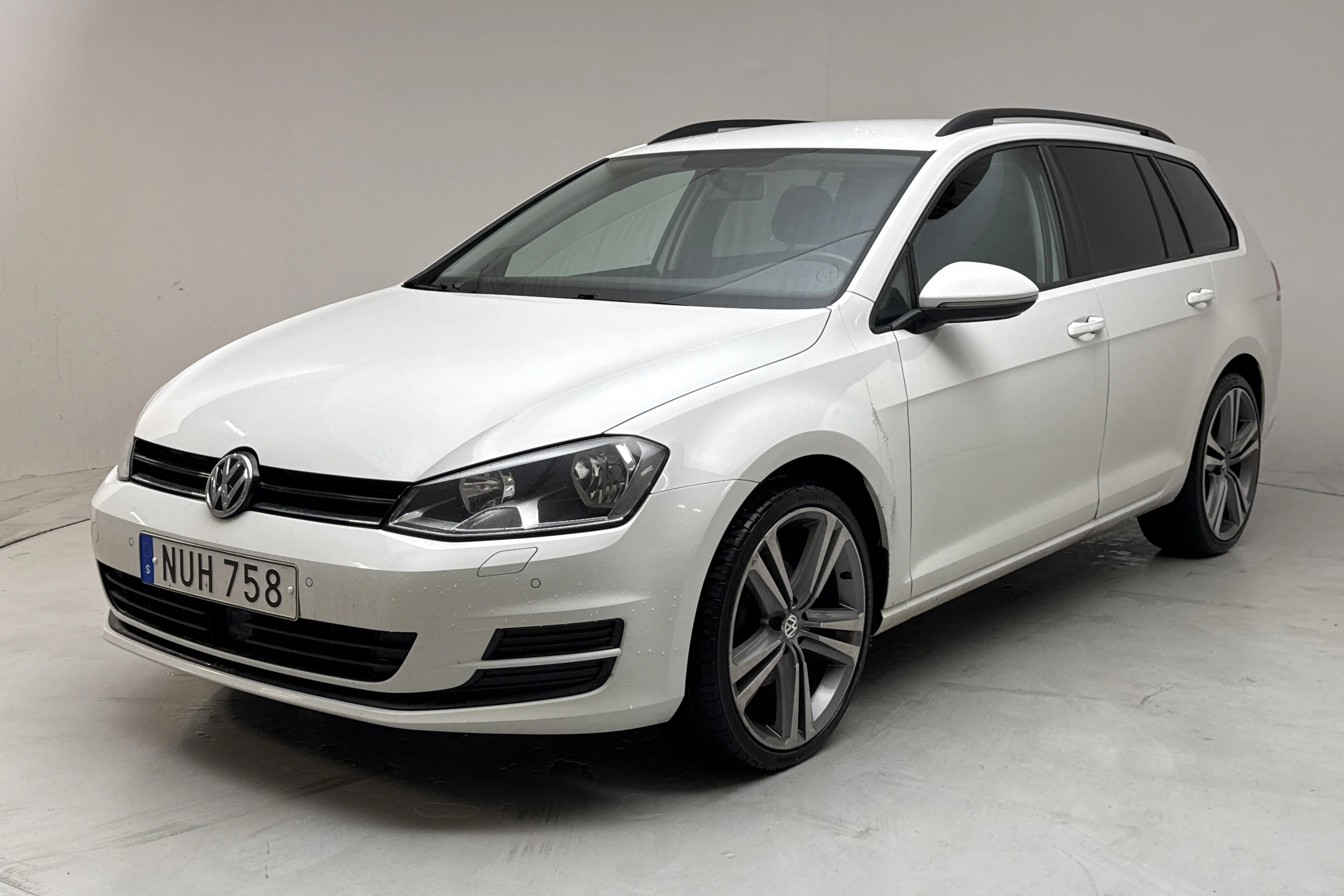 Presentation photo 1 of 13: VW Golf VII 1.2 TSI Sportscombi (110hk) - 223 460 km - Manual - white - 2016