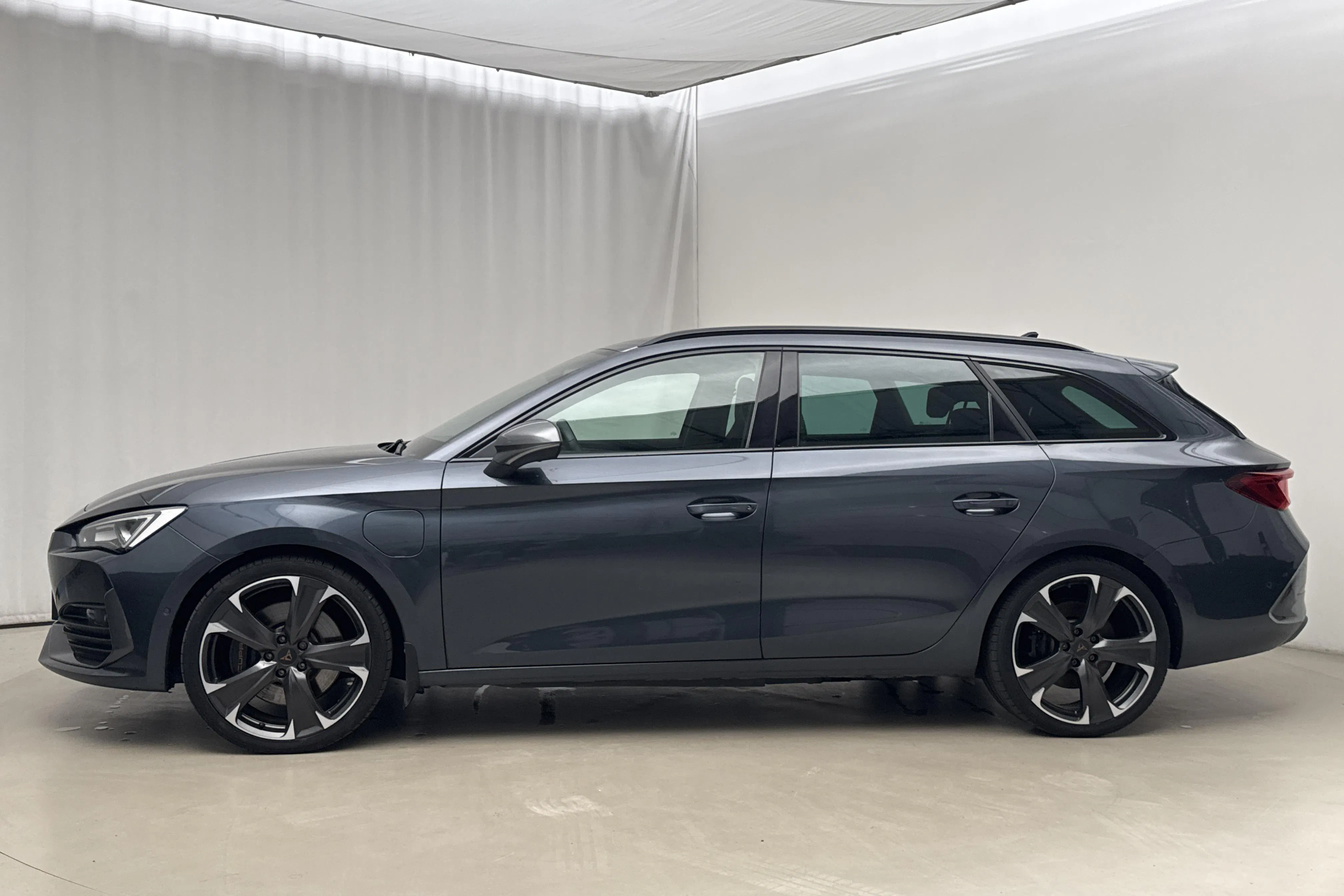 Presentationsfoto 2 av 23: Cupra Leon VZ 1.4 e-HYBRID Sportstourer (245hk) - 5 833 mil - Automat - grå - 2023