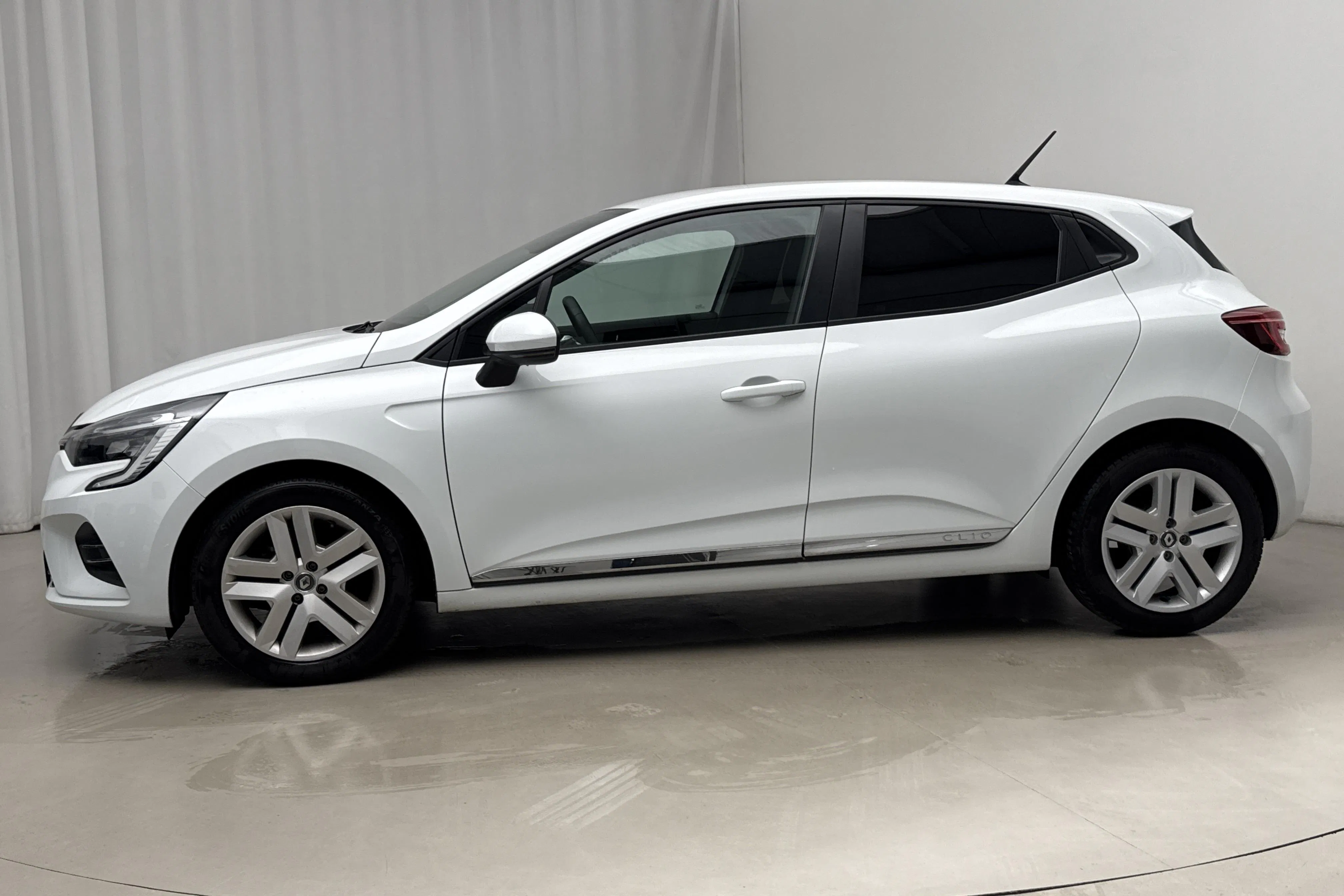 Presentation photo 2 of 16: Renault Clio V 1.0 TCe 5dr (90hk) - 36 350 km - Manual - white - 2022