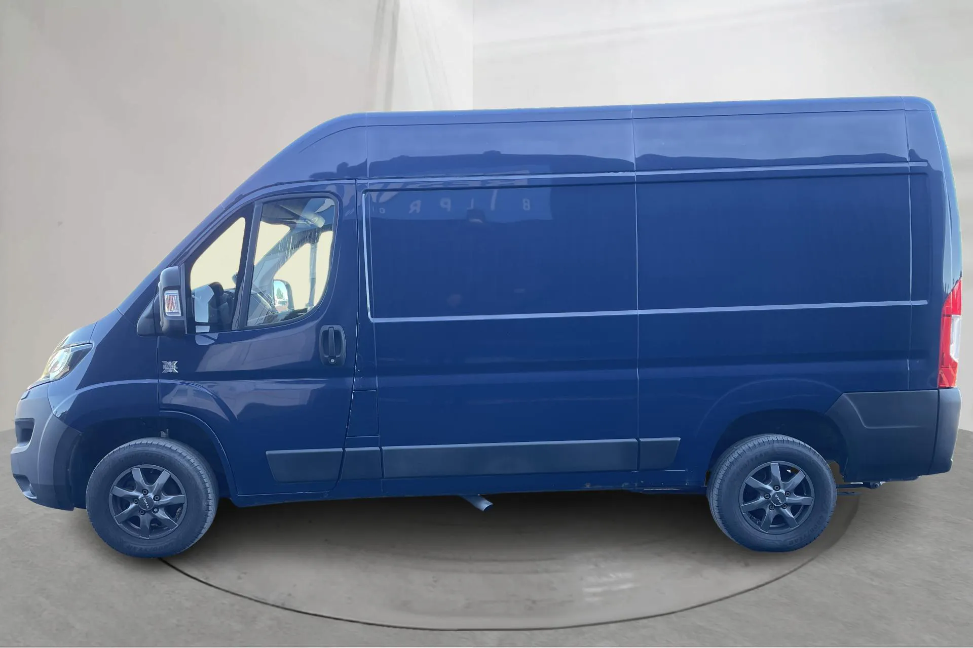 Presentationsfoto 2 av 17: Peugeot Boxer 335 2.0 BlueHDI Skåp 4x4 (163hk) - 15 744 mil - Manuell - blå - 2019