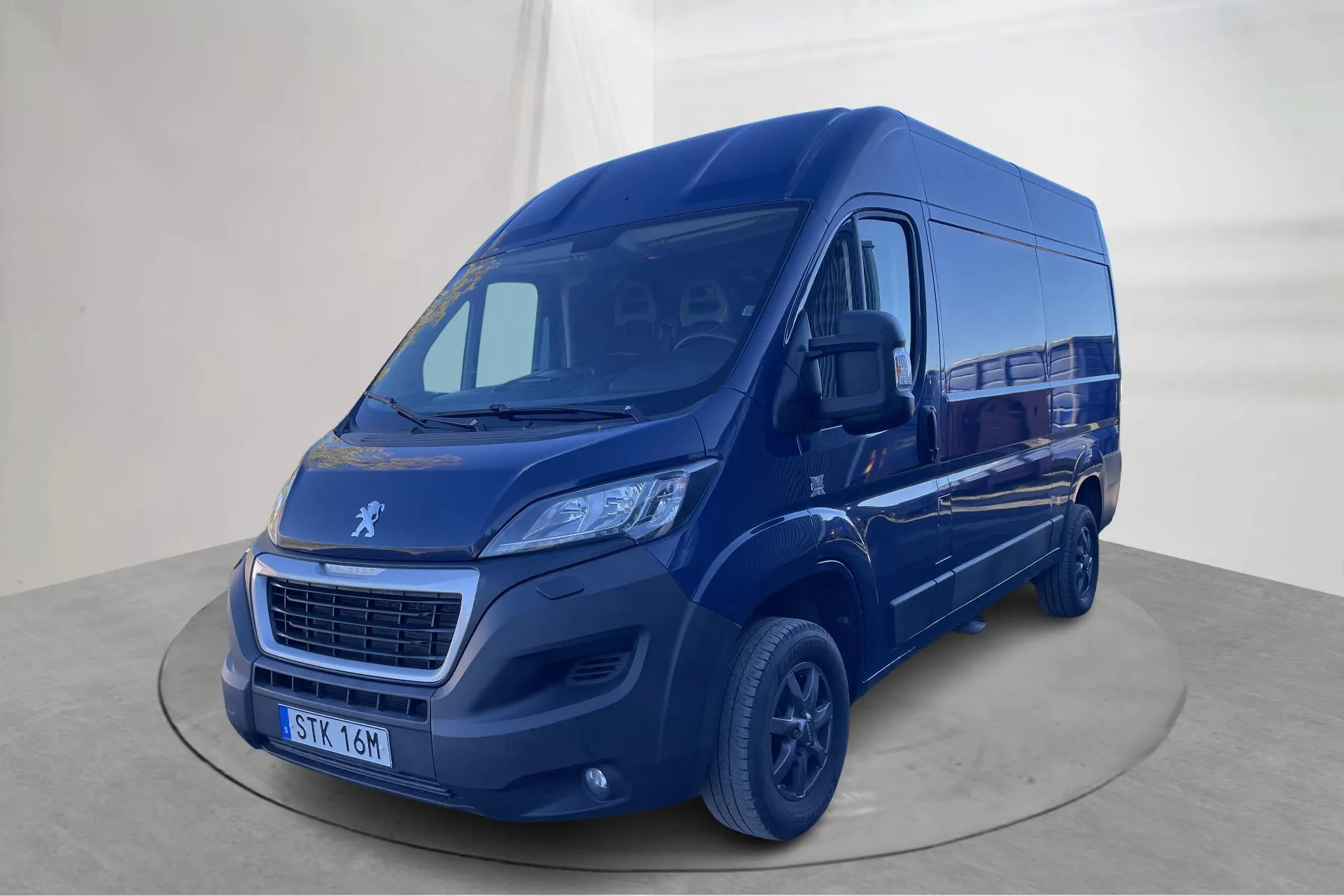 Presentationsfoto 1 av 17: Peugeot Boxer 335 2.0 BlueHDI Skåp 4x4 (163hk) - 15 744 mil - Manuell - blå - 2019