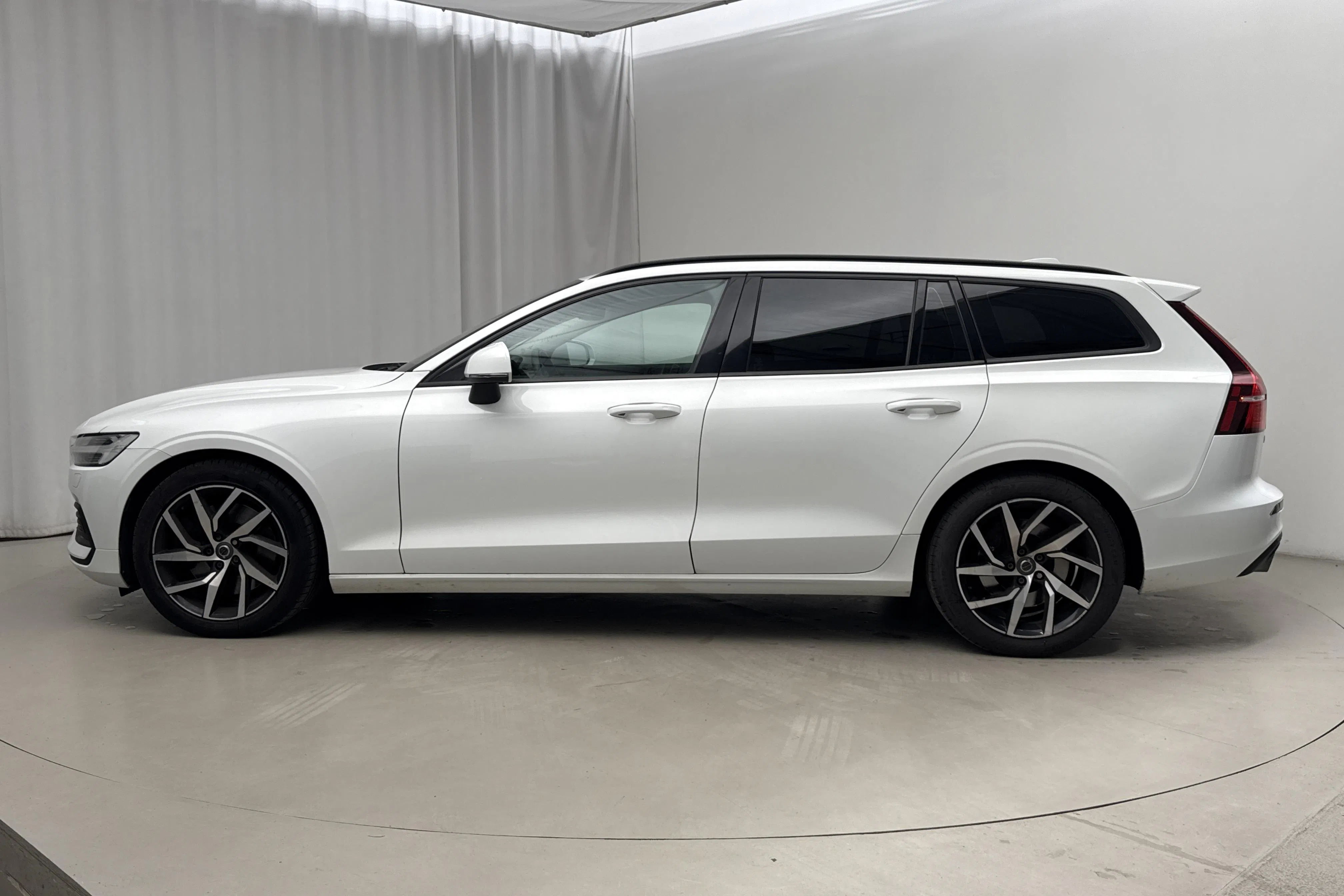Presentation photo 2 of 13: Volvo V60 T5 (250hk) - 160 730 km - Automatic - white - 2019