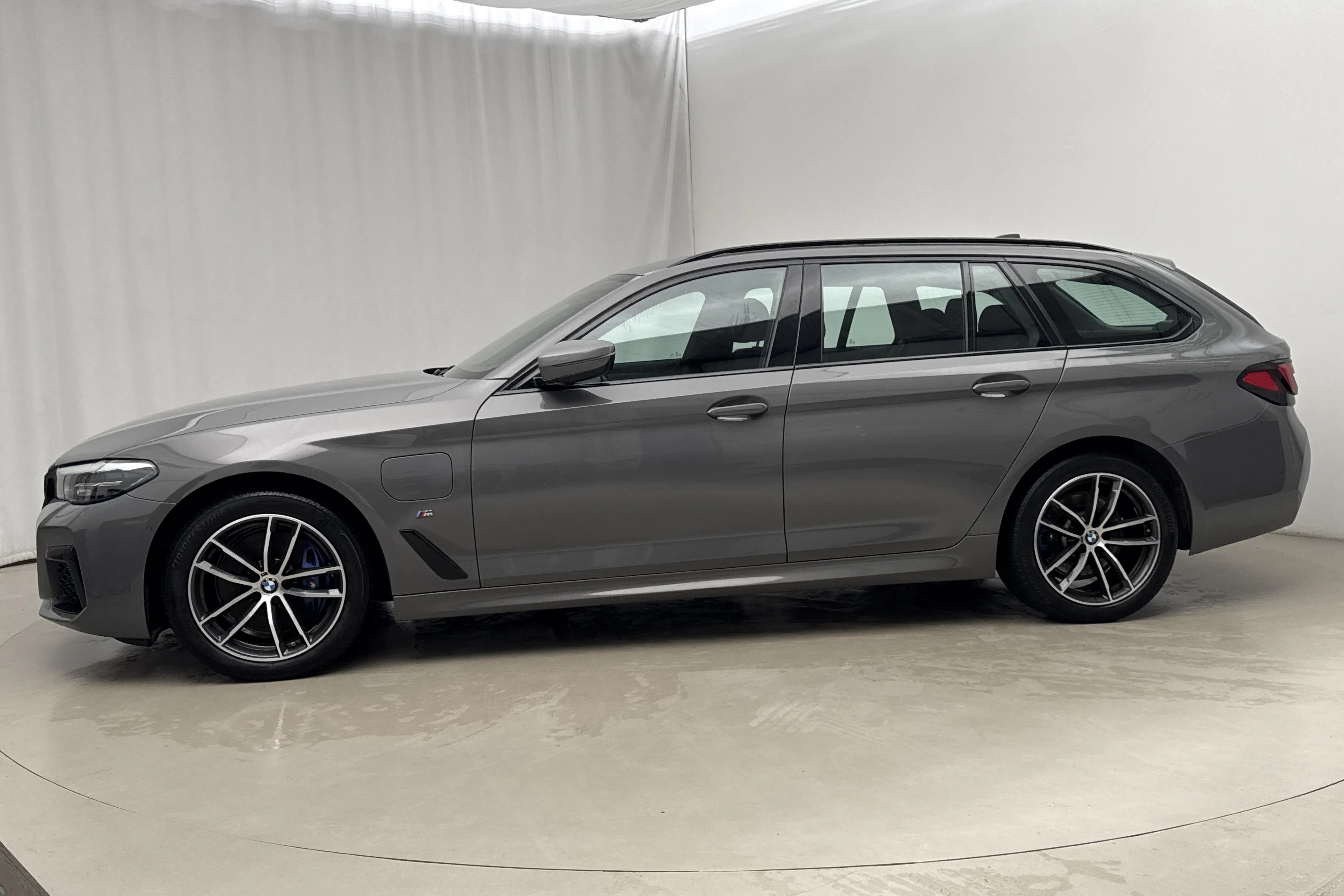 Presentationsfoto 2 av 26: BMW 530e xDrive Touring, G31 12kWh LCI (292hk) - 6 213 mil - Automat - grå - 2021